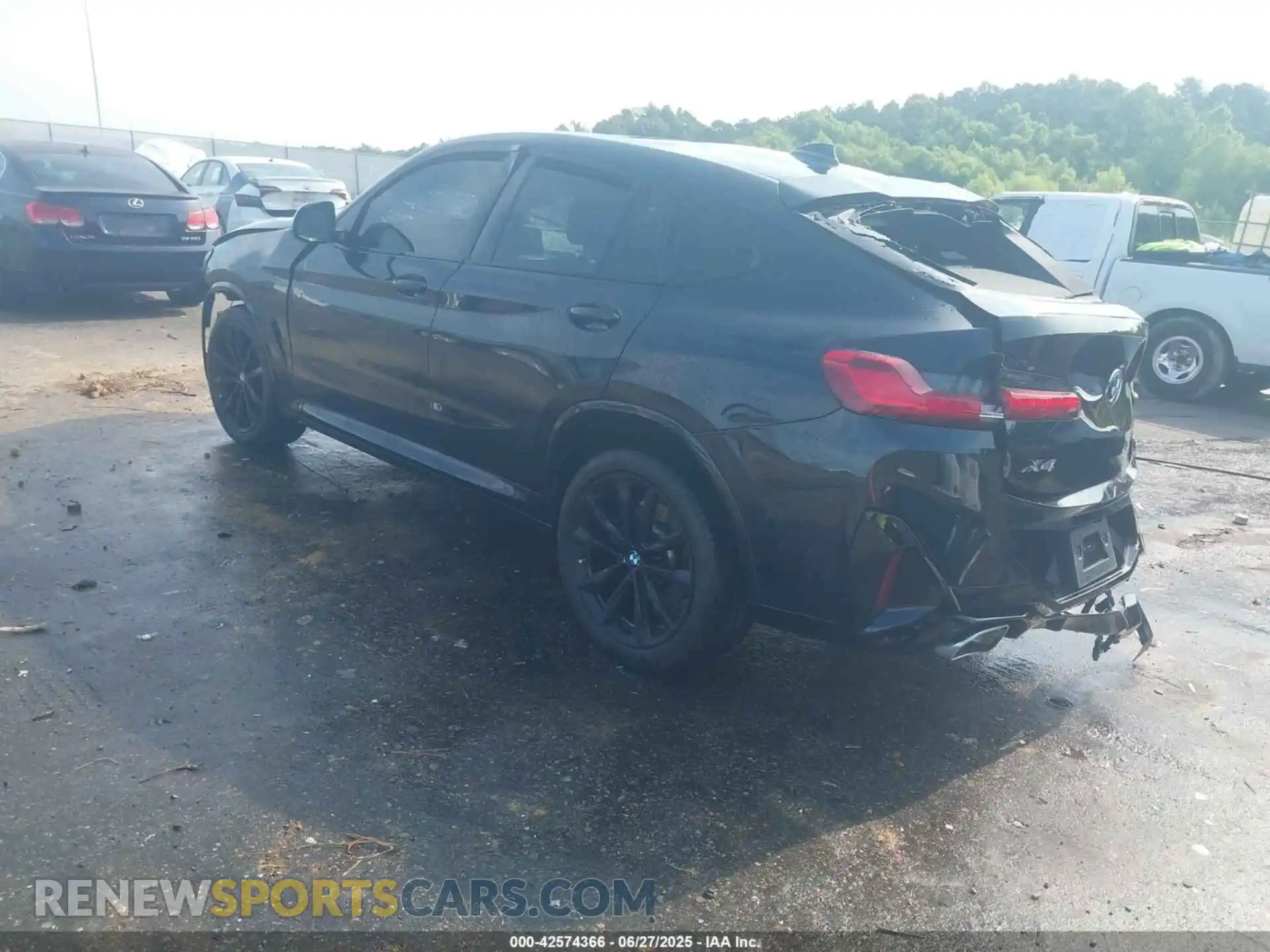 3 Photograph of a damaged car 5UX33DT07R9T67833 BMW X4 2024