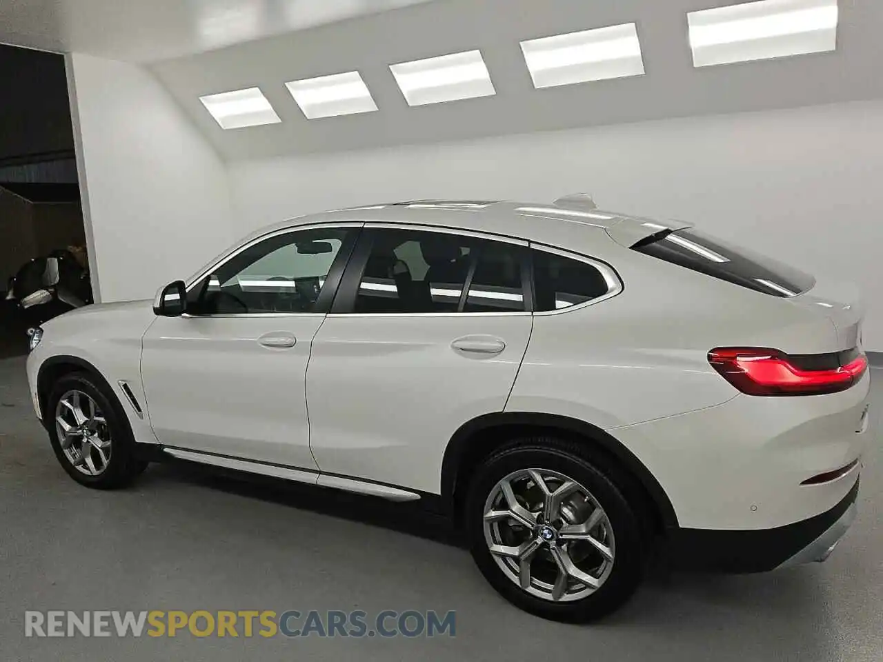 2 Photograph of a damaged car 5UX33DT07R9W64617 BMW X4 2024