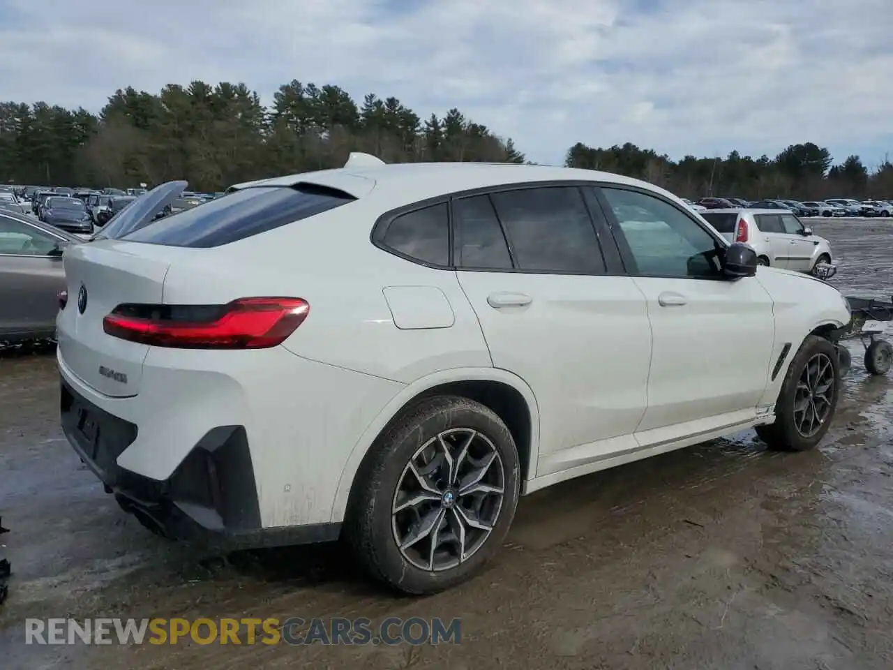3 Photograph of a damaged car 5UX43DT00R9T40316 BMW X4 2024