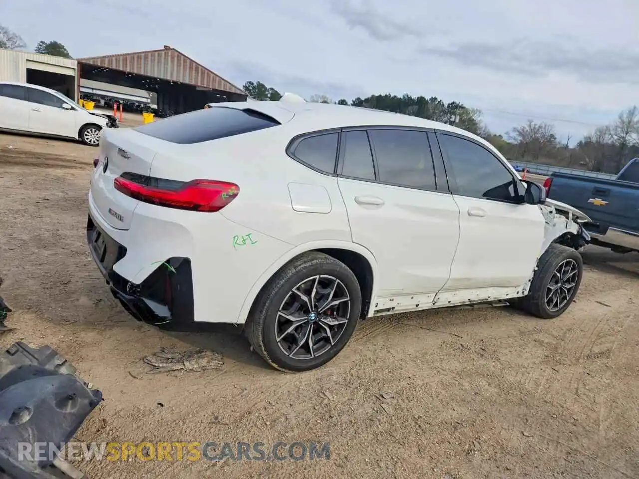3 Photograph of a damaged car 5UX43DT01R9X12665 BMW X4 2024