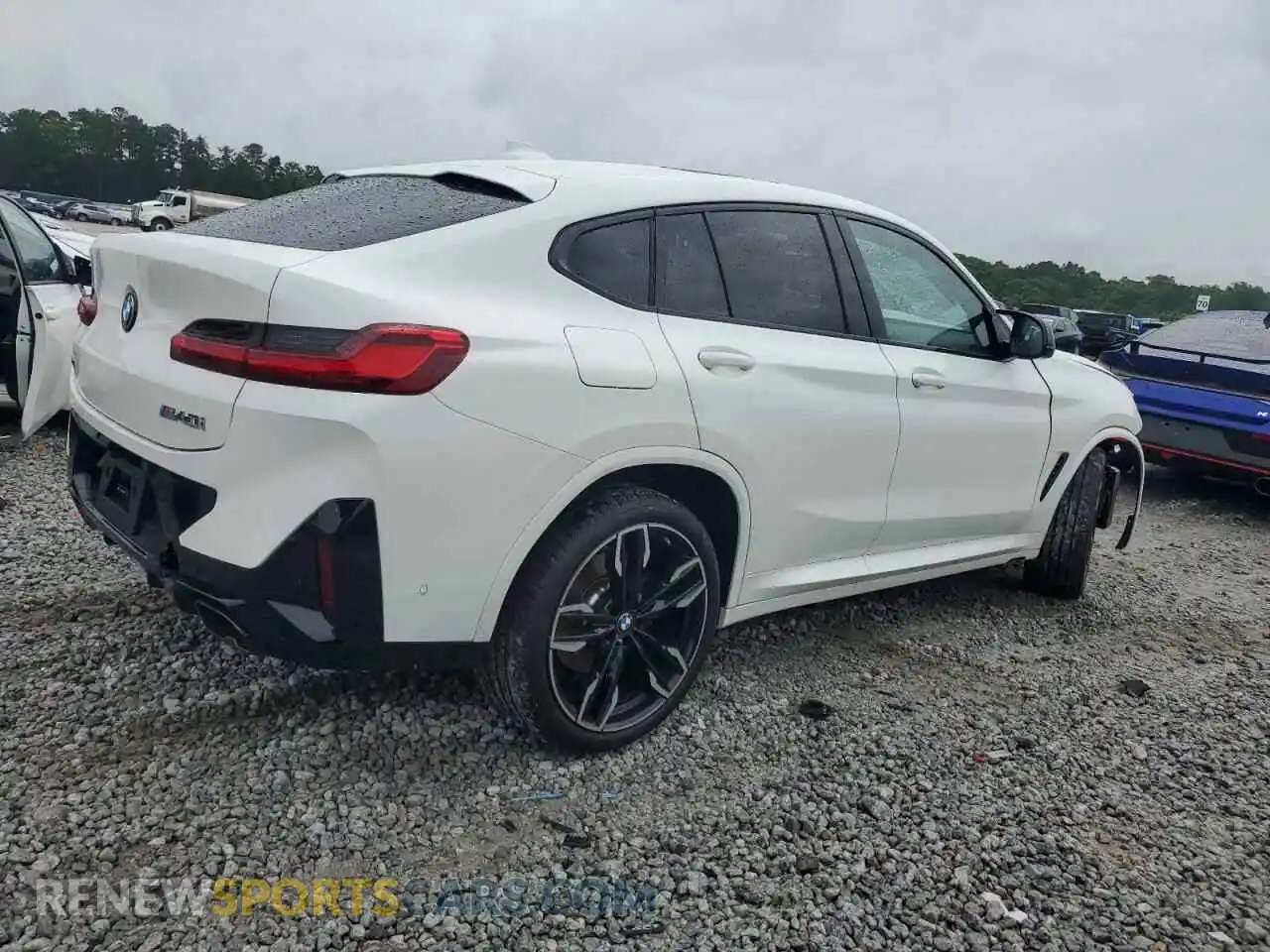 3 Photograph of a damaged car 5UX43DT01S9X98016 BMW X4 2025