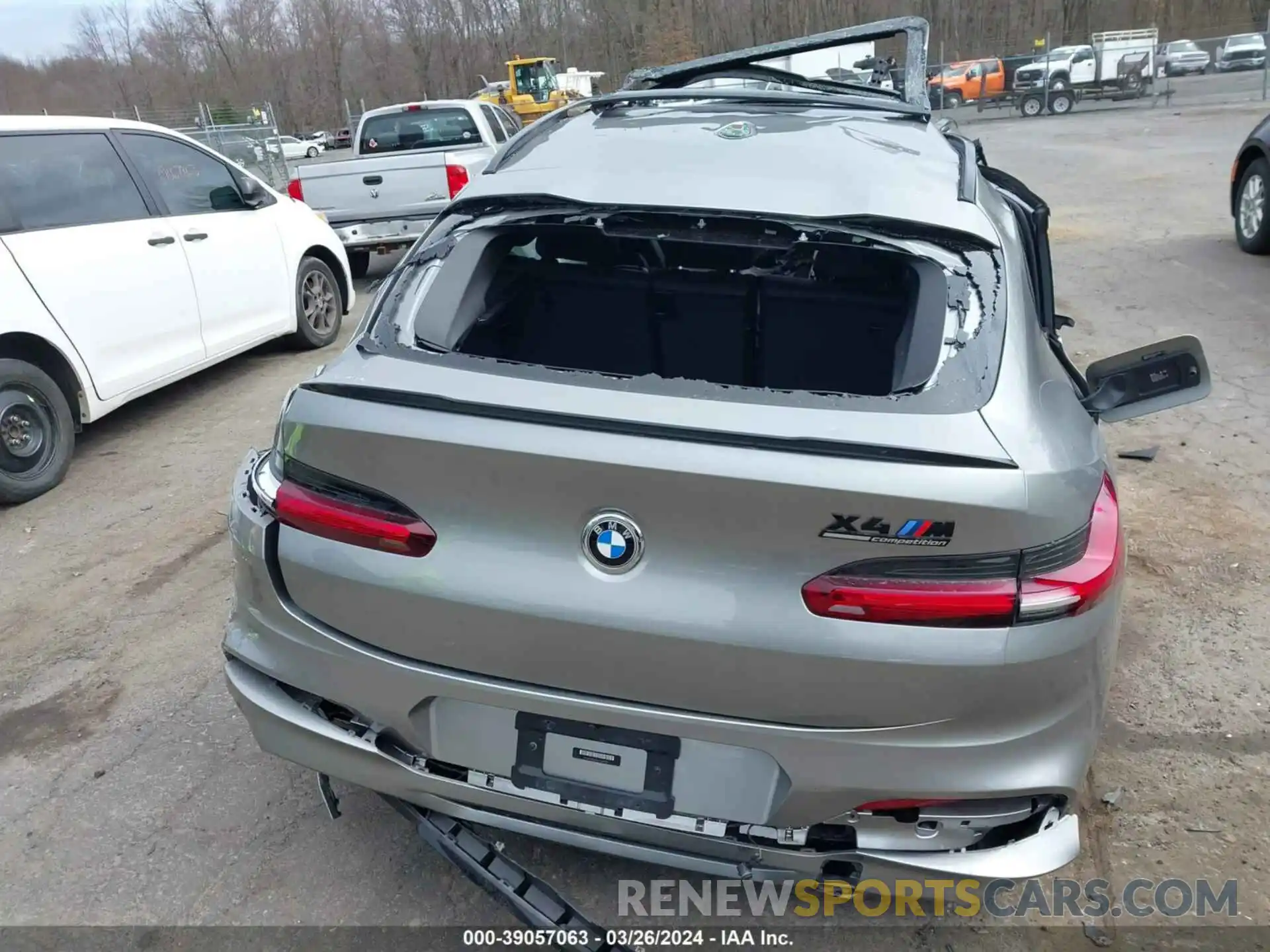 16 Photograph of a damaged car 5YMUJ0C02LLU67361 BMW X4 M 2020