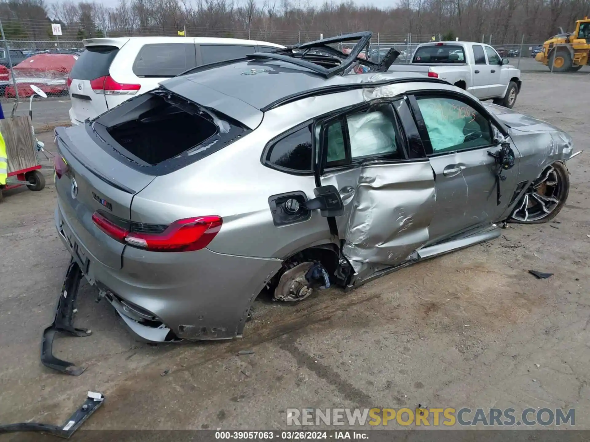 4 Photograph of a damaged car 5YMUJ0C02LLU67361 BMW X4 M 2020