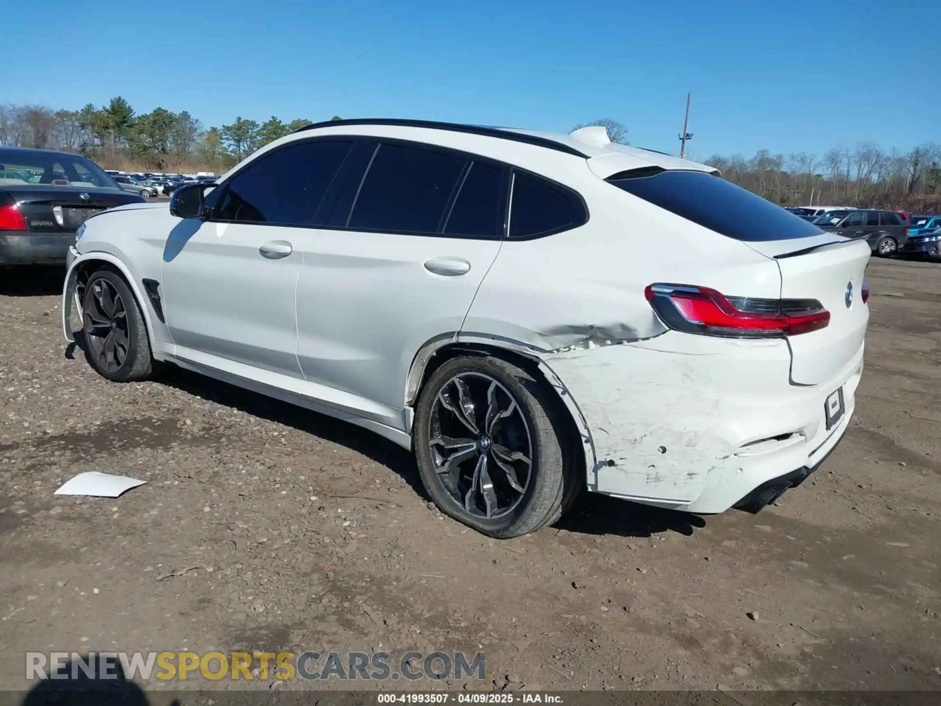 3 Photograph of a damaged car 5YMUJ0C03M9G98657 BMW X4 M 2021