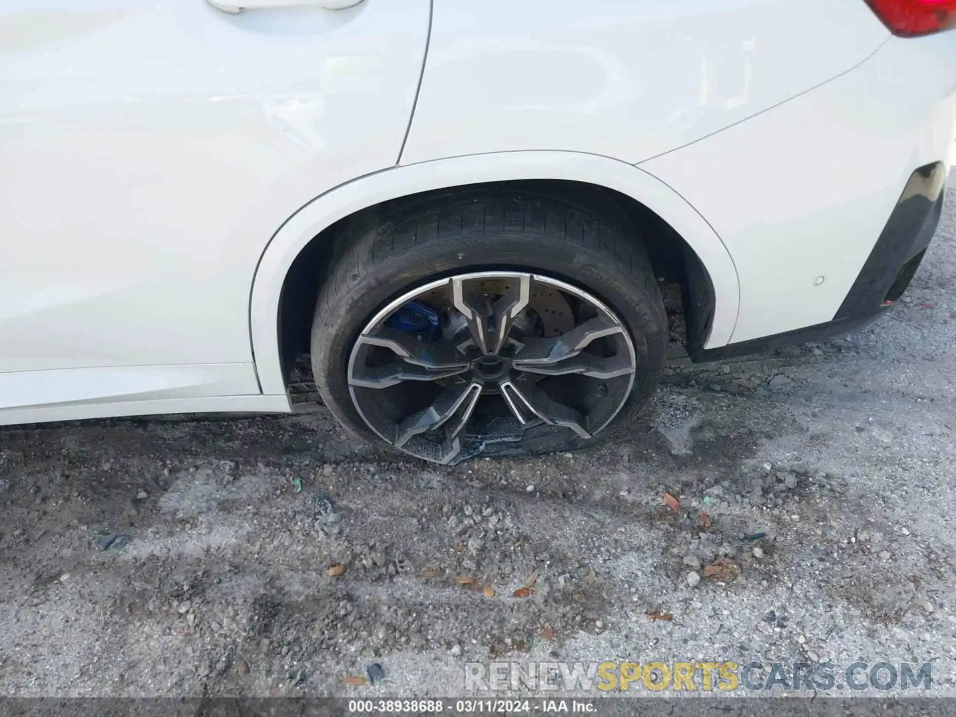 19 Photograph of a damaged car 5YM23EC08N9M99049 BMW X4 M 2022