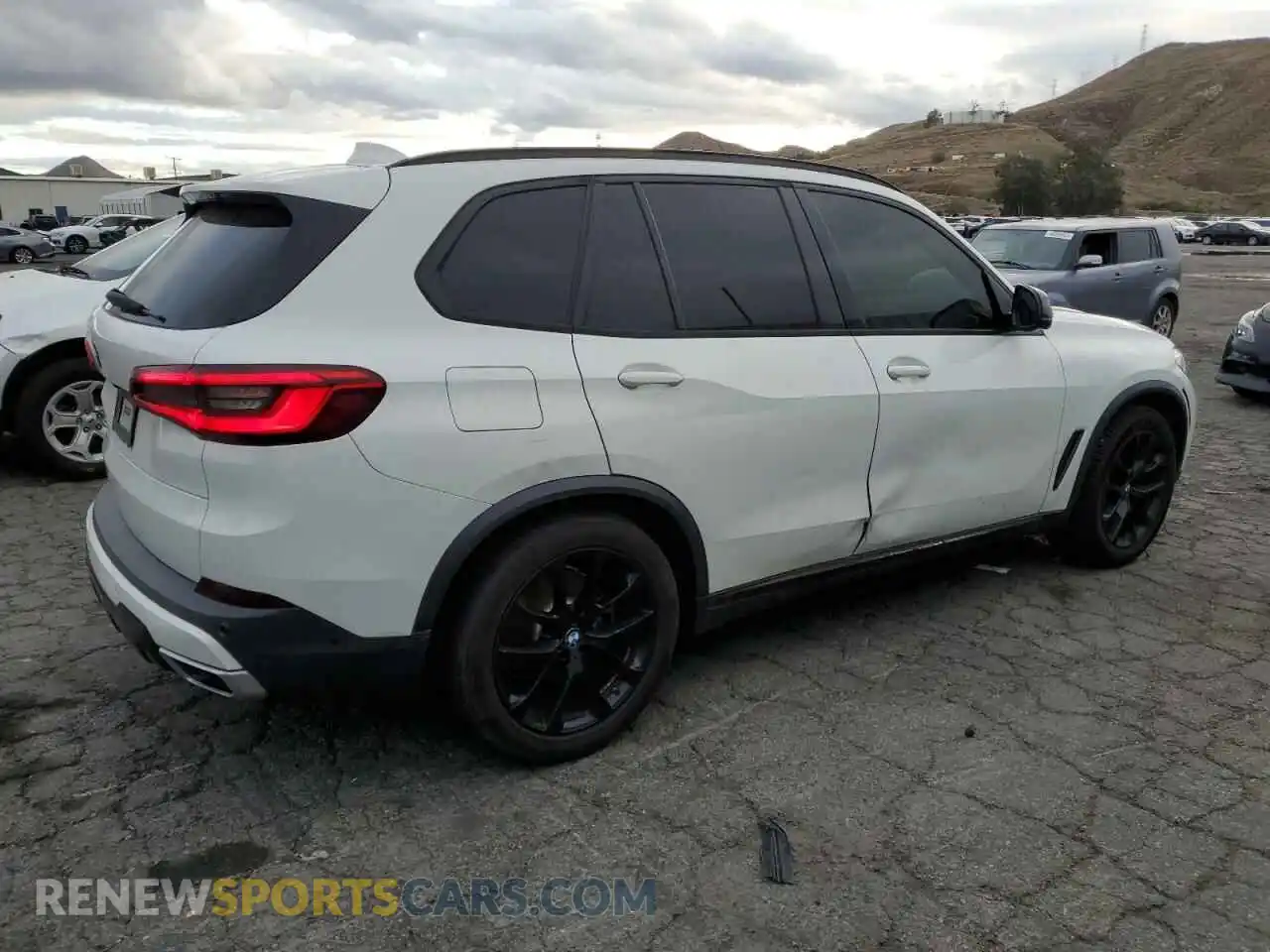 3 Photograph of a damaged car 5UXCR4C07LLT19144 BMW X5 2020