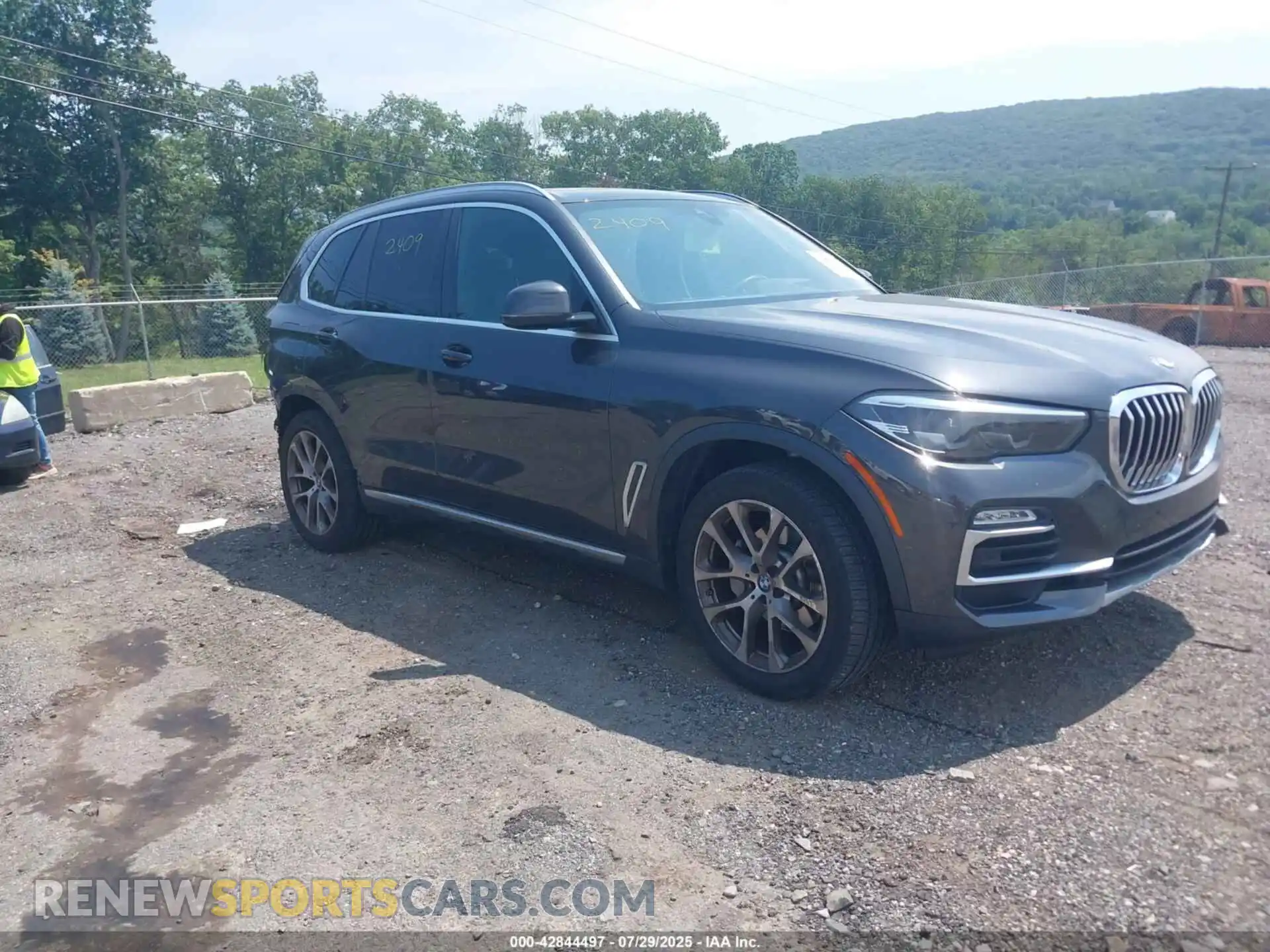 1 Photograph of a damaged car 5UXCR6C01M9E83289 BMW X5 2021