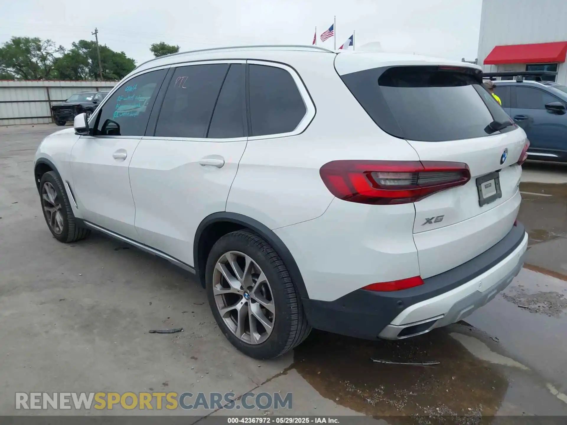 3 Photograph of a damaged car 5UXCR6C05M9G52245 BMW X5 2021
