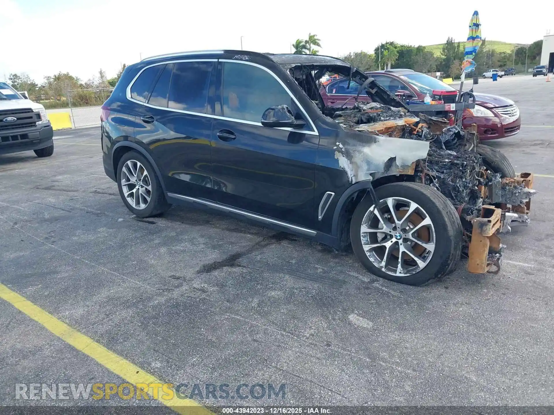 1 Photograph of a damaged car 5UXCR6C07M9E73933 BMW X5 2021