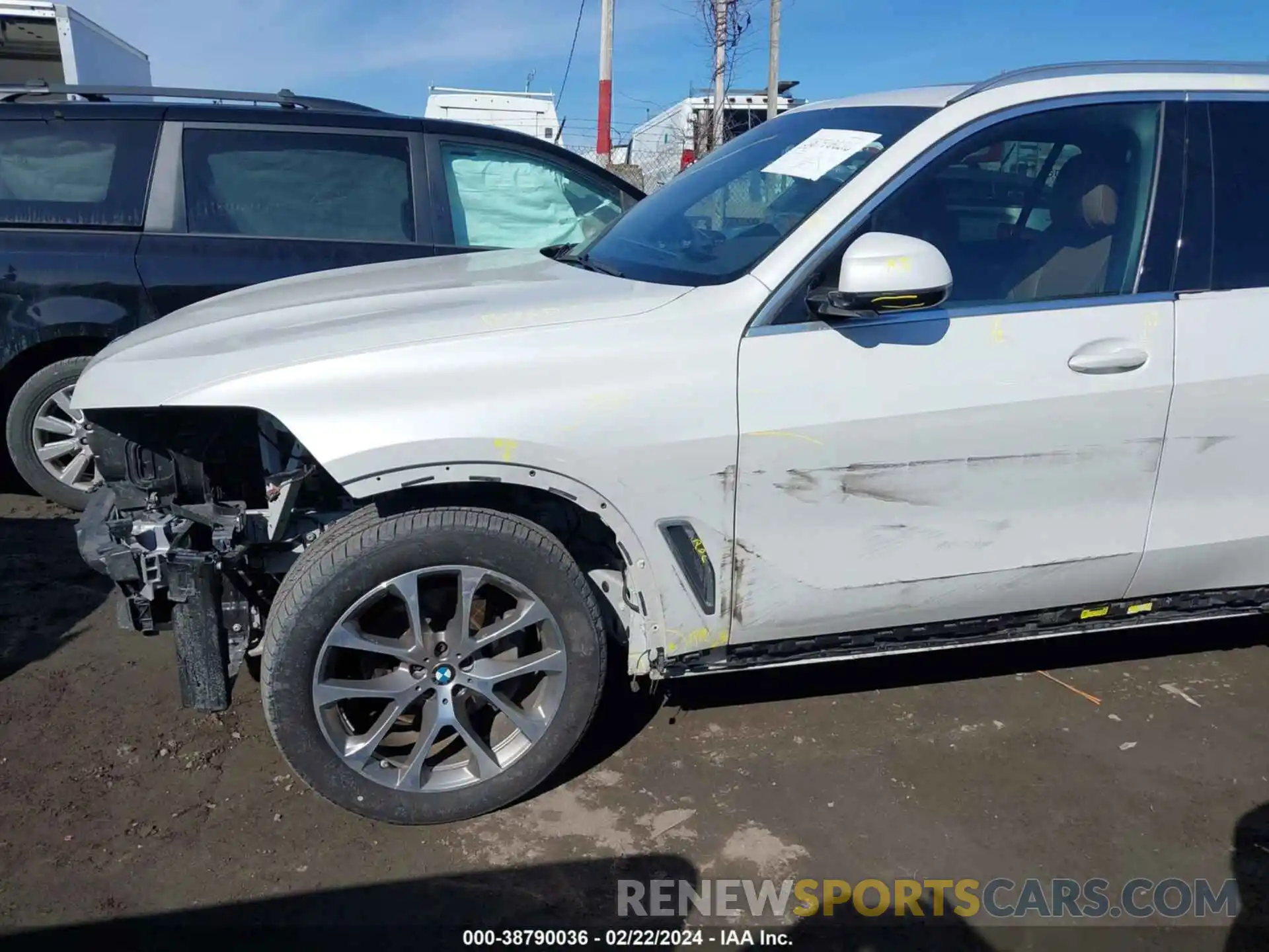 18 Photograph of a damaged car 5UXCR6C09M9G21614 BMW X5 2021