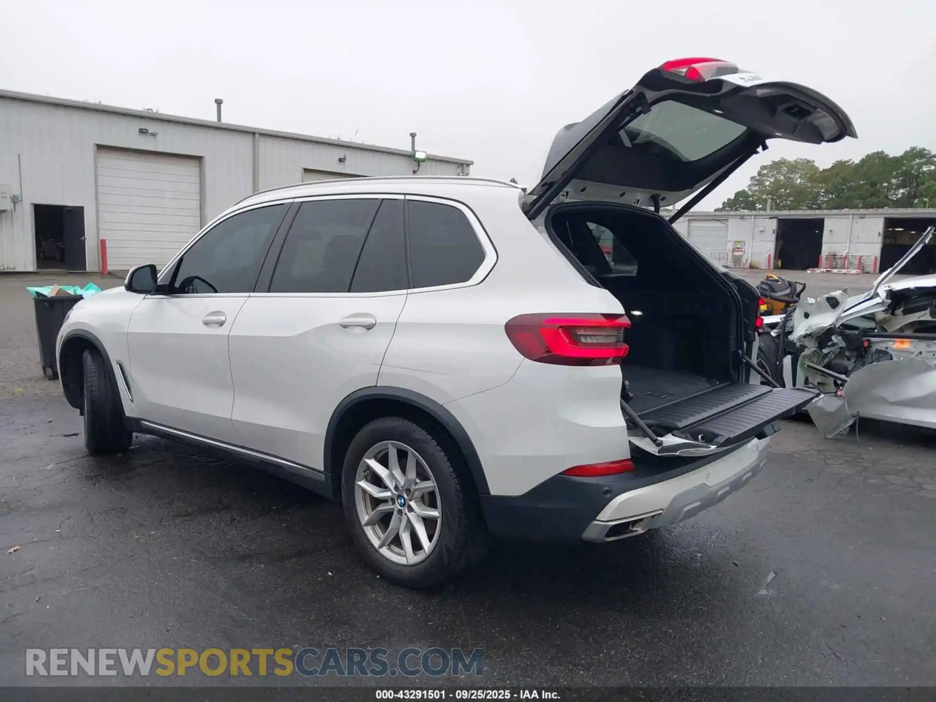 3 Photograph of a damaged car 5UXCR6C0XM9G00805 BMW X5 2021