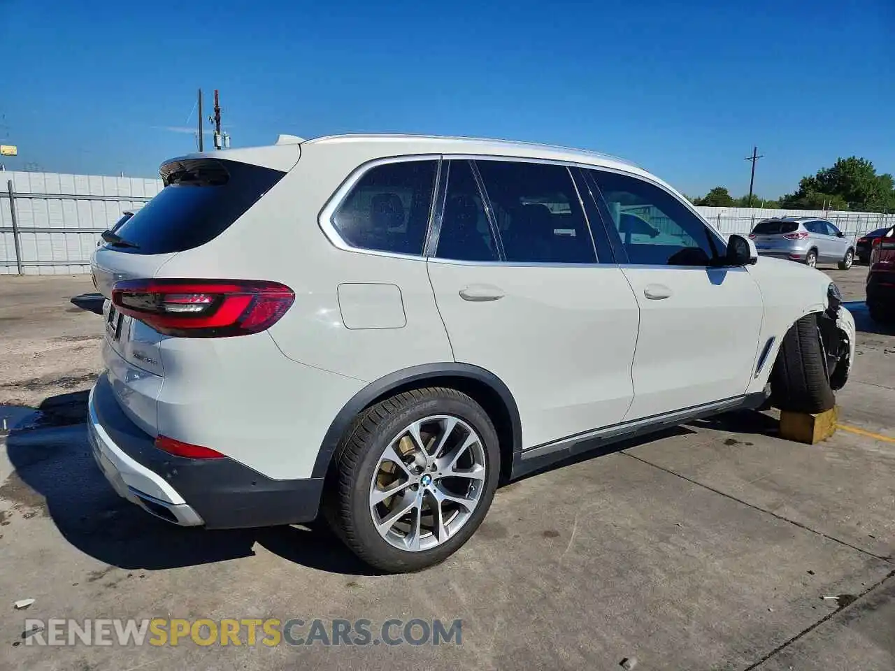 3 Photograph of a damaged car 5UXTA6C00M9D32676 BMW X5 2021