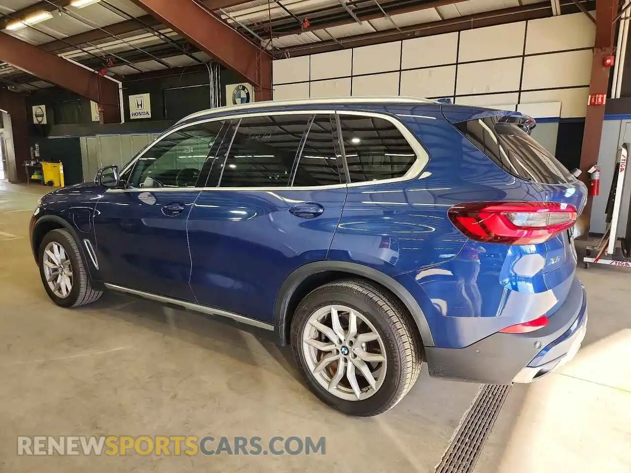 2 Photograph of a damaged car 5UXTA6C08M9F27585 BMW X5 2021