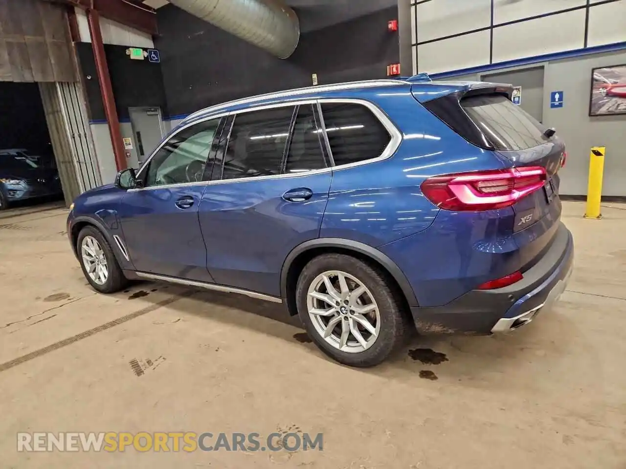 2 Photograph of a damaged car 5UXTA6C09M9G70187 BMW X5 2021