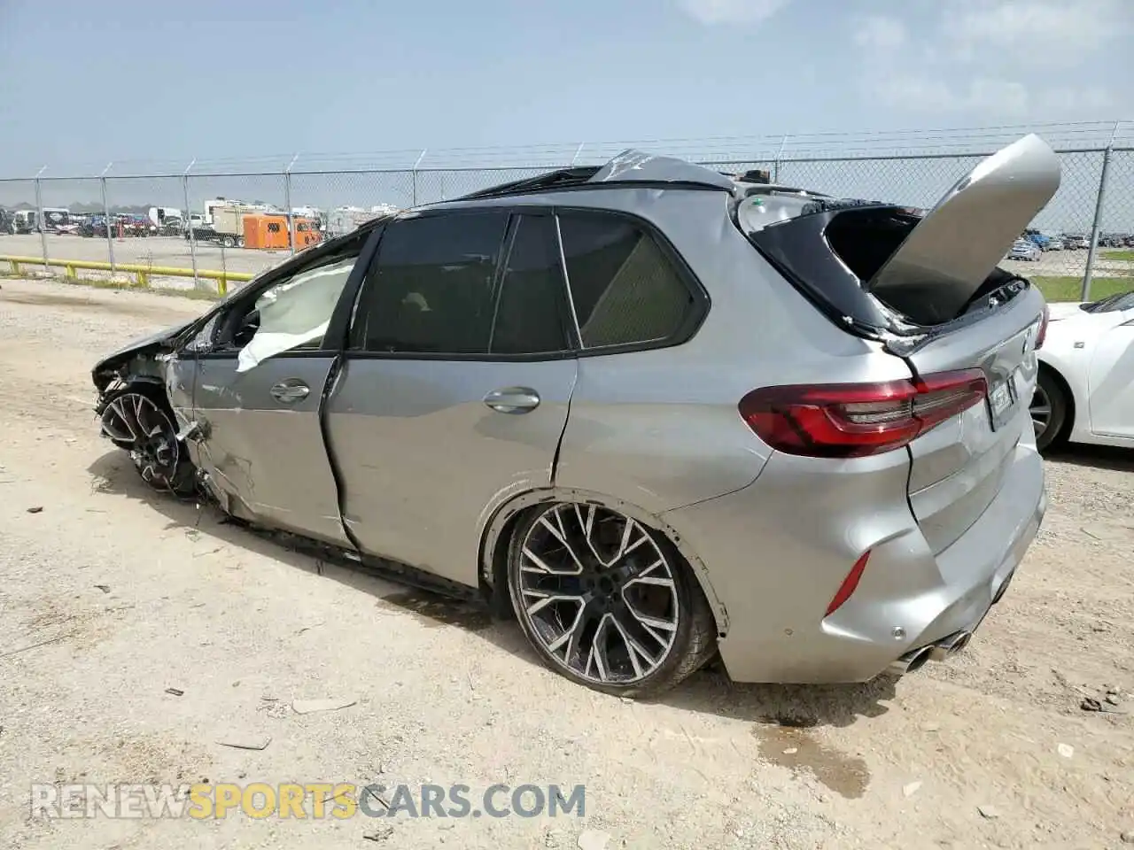 2 Photograph of a damaged car 5YMJU0C07M9F01760 BMW X5 2021