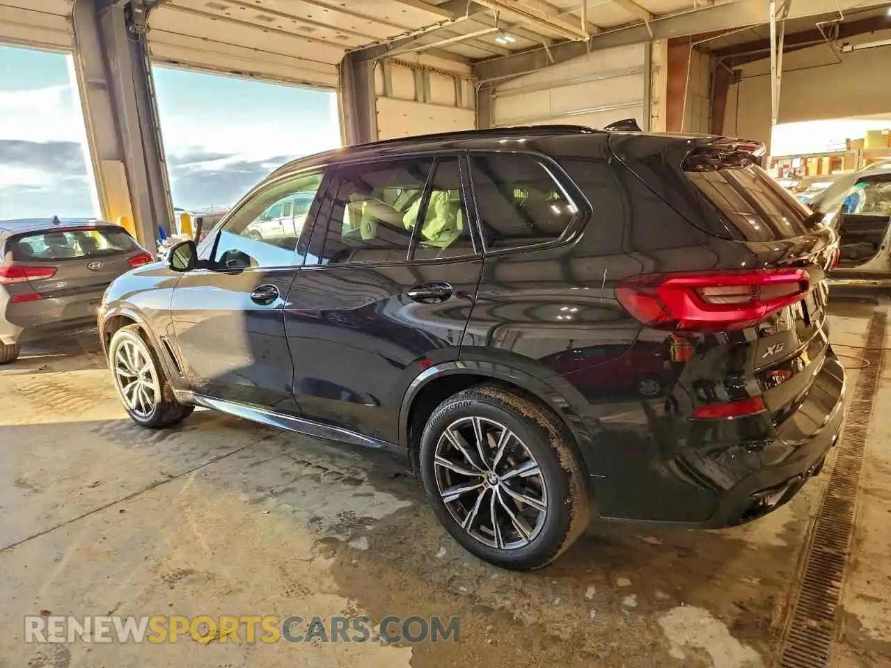 2 Photograph of a damaged car 5UXCR6C01N9N19318 BMW X5 2022