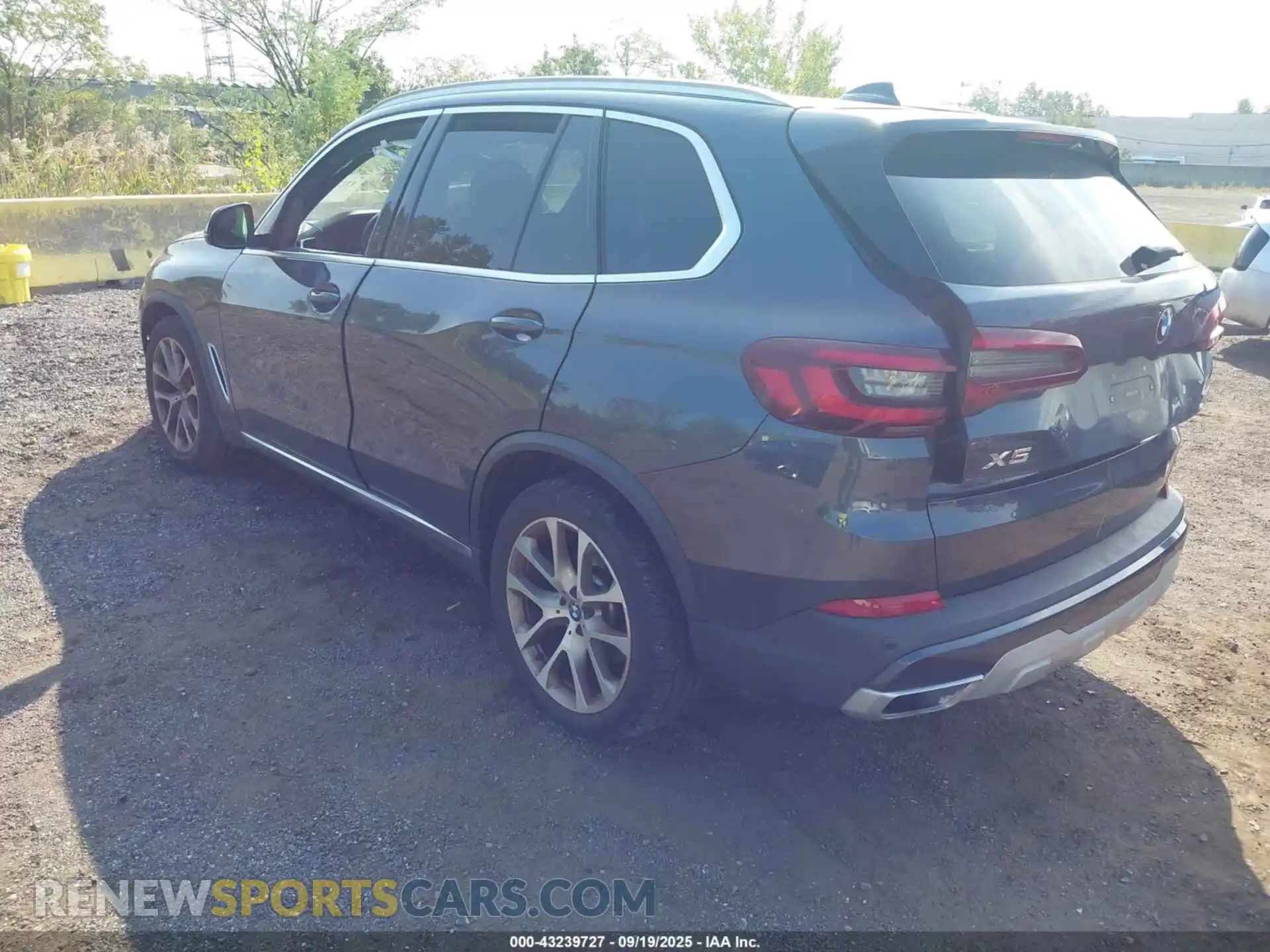 3 Photograph of a damaged car 5UXCR6C03N9J28543 BMW X5 2022