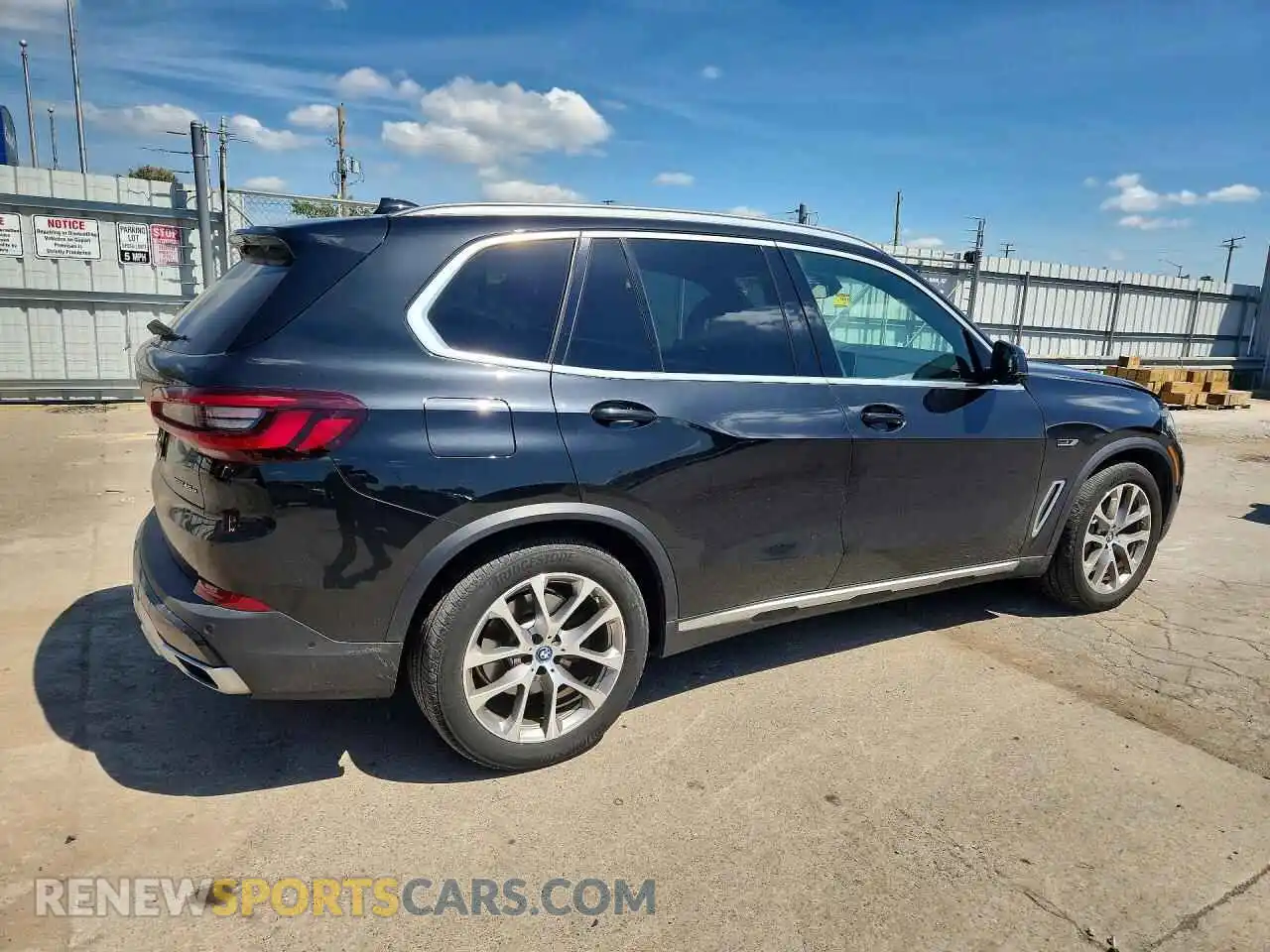 3 Photograph of a damaged car 5UXTA6C02N9K75248 BMW X5 2022