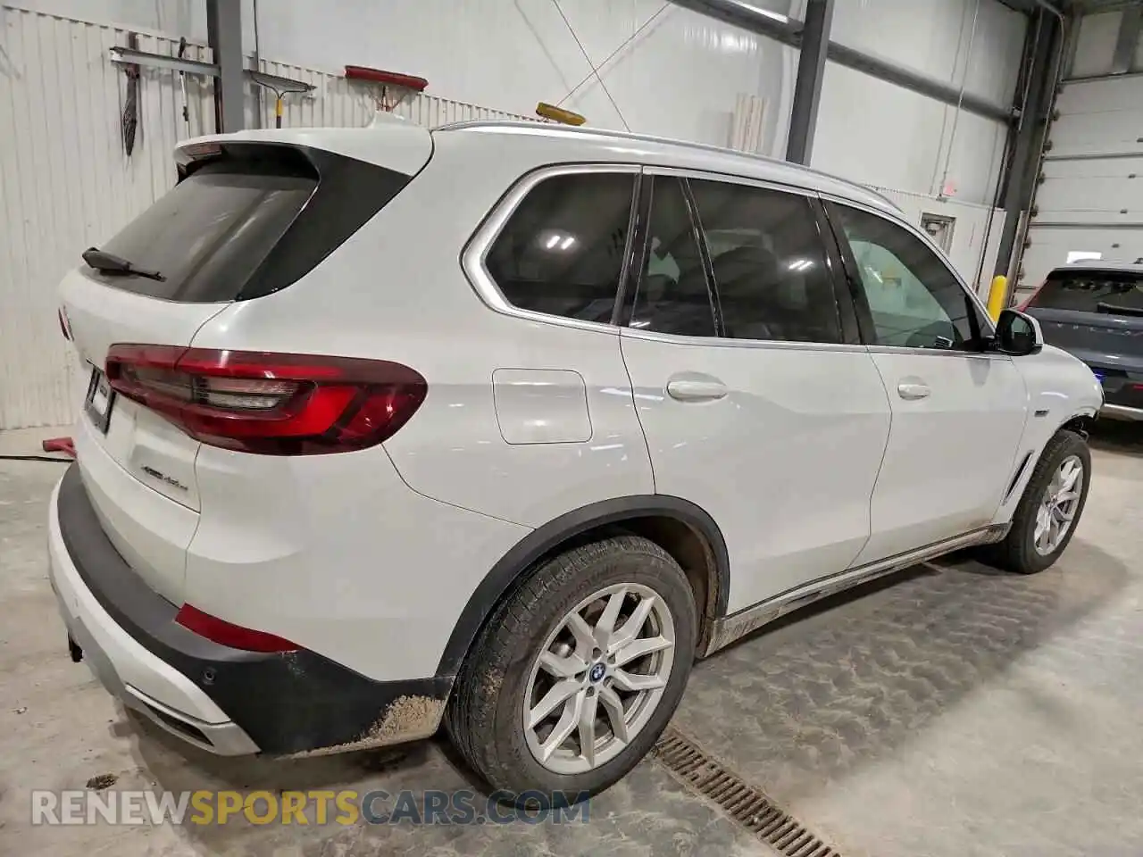 3 Photograph of a damaged car 5UXTA6C05N9L36544 BMW X5 2022