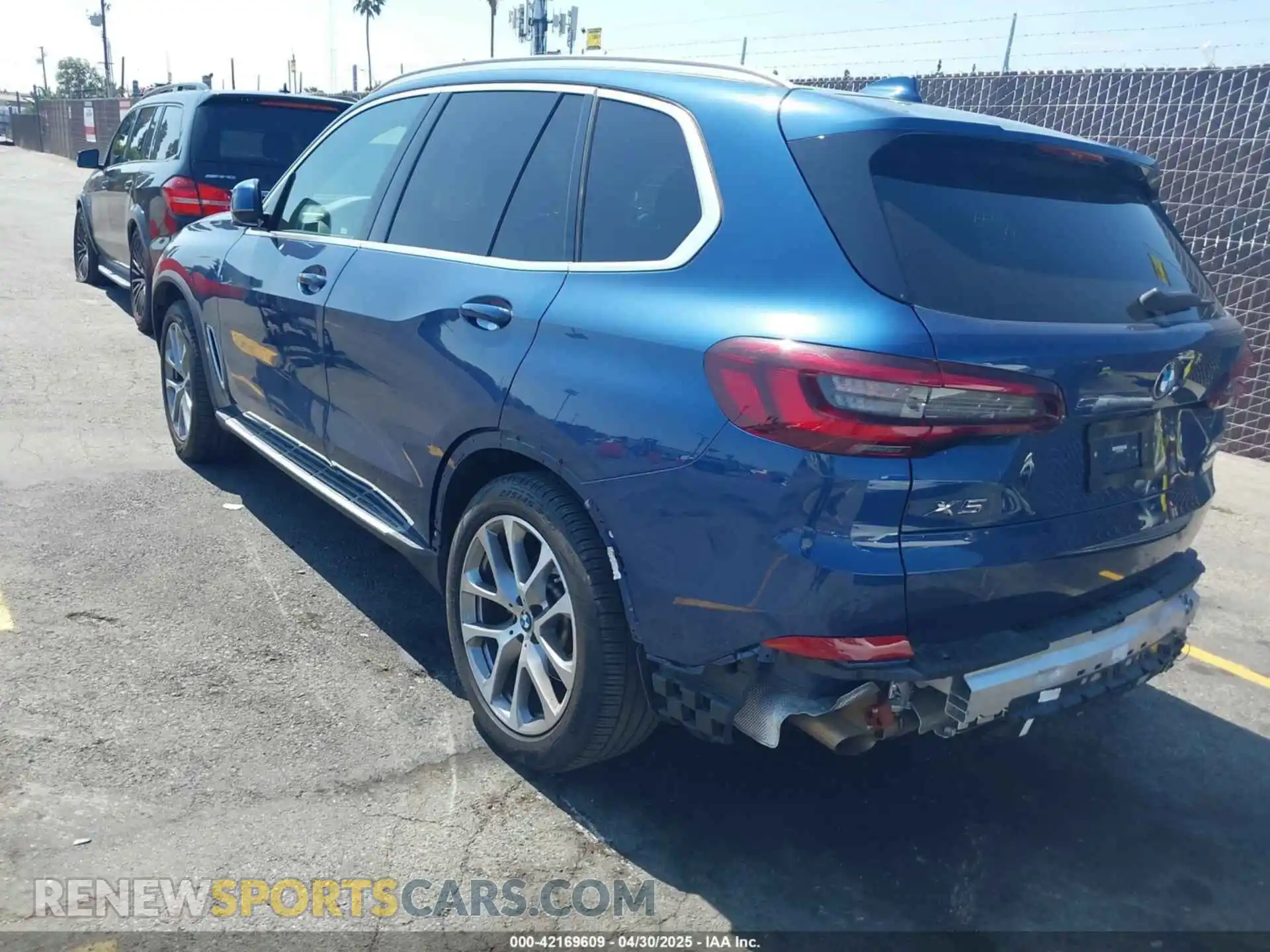 3 Photograph of a damaged car 5UXCR4C07P9R04681 BMW X5 2023