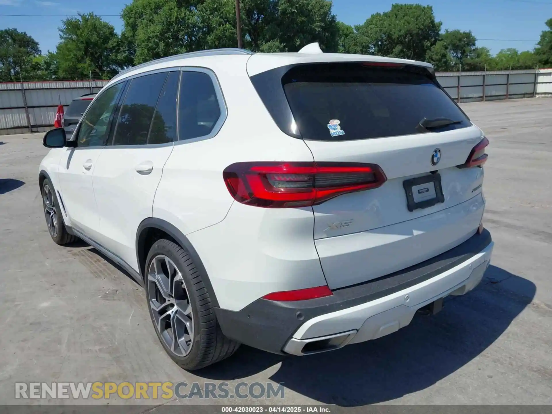 3 Photograph of a damaged car 5UXCR6C04P9P15756 BMW X5 2023