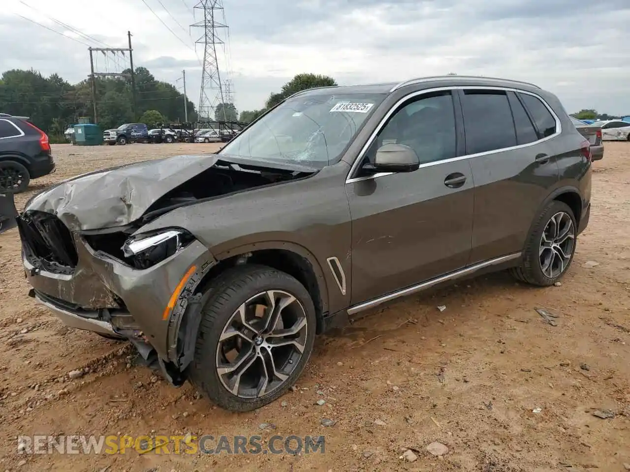 1 Photograph of a damaged car 5UXCR6C07P9P33040 BMW X5 2023