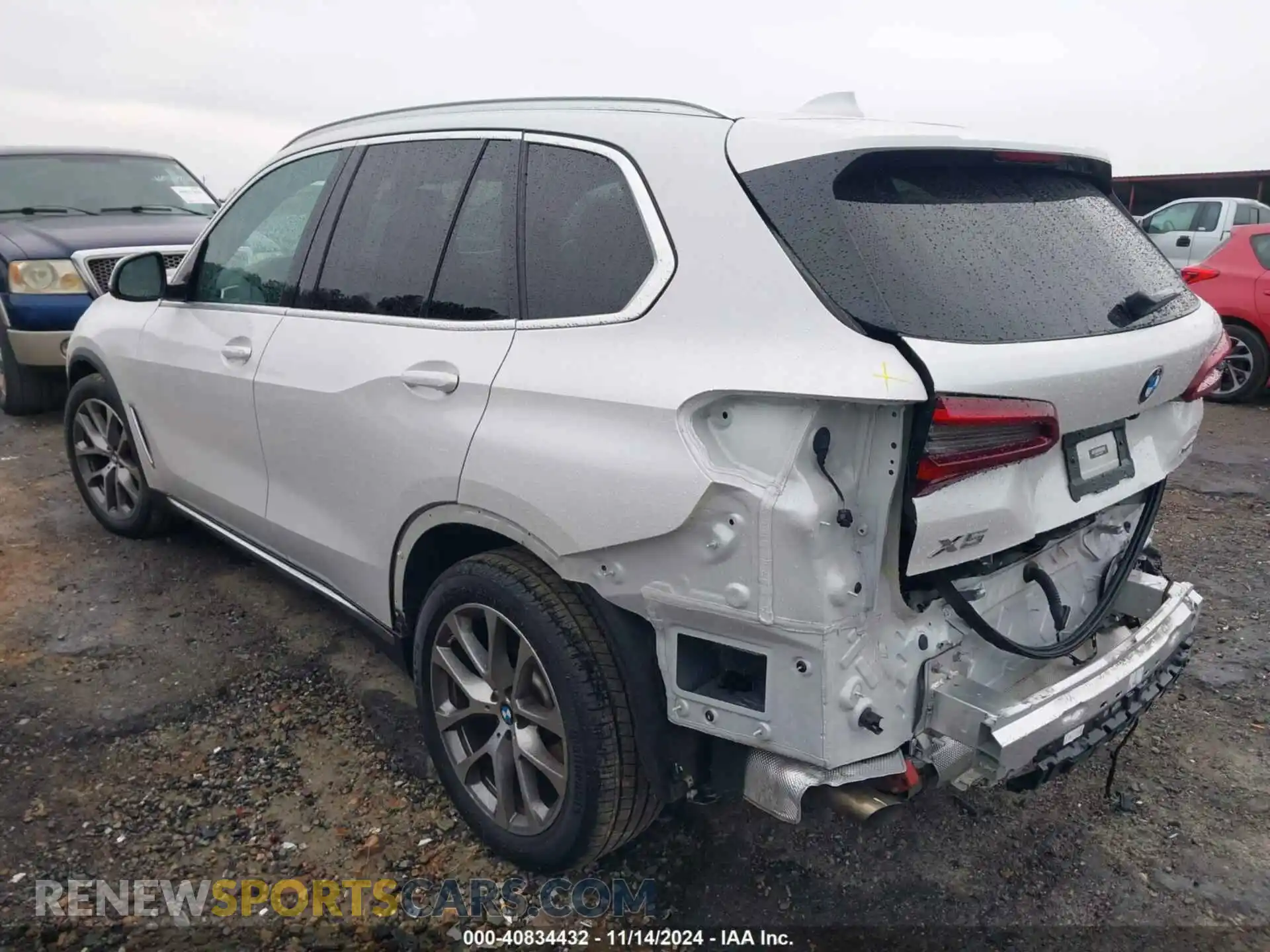 3 Photograph of a damaged car 5UXCR6C07P9R98556 BMW X5 2023