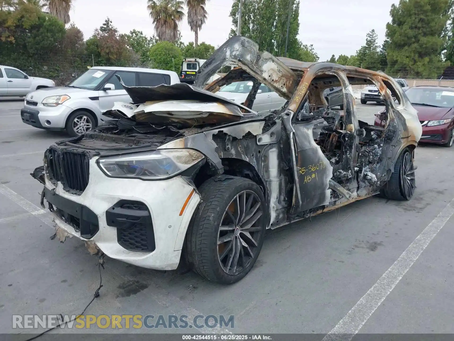 2 Photograph of a damaged car 5UXJU4C07P9N67676 BMW X5 2023