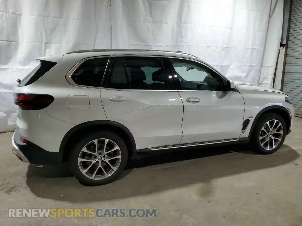 3 Photograph of a damaged car 5UX13EU00R9U83077 BMW X5 2024
