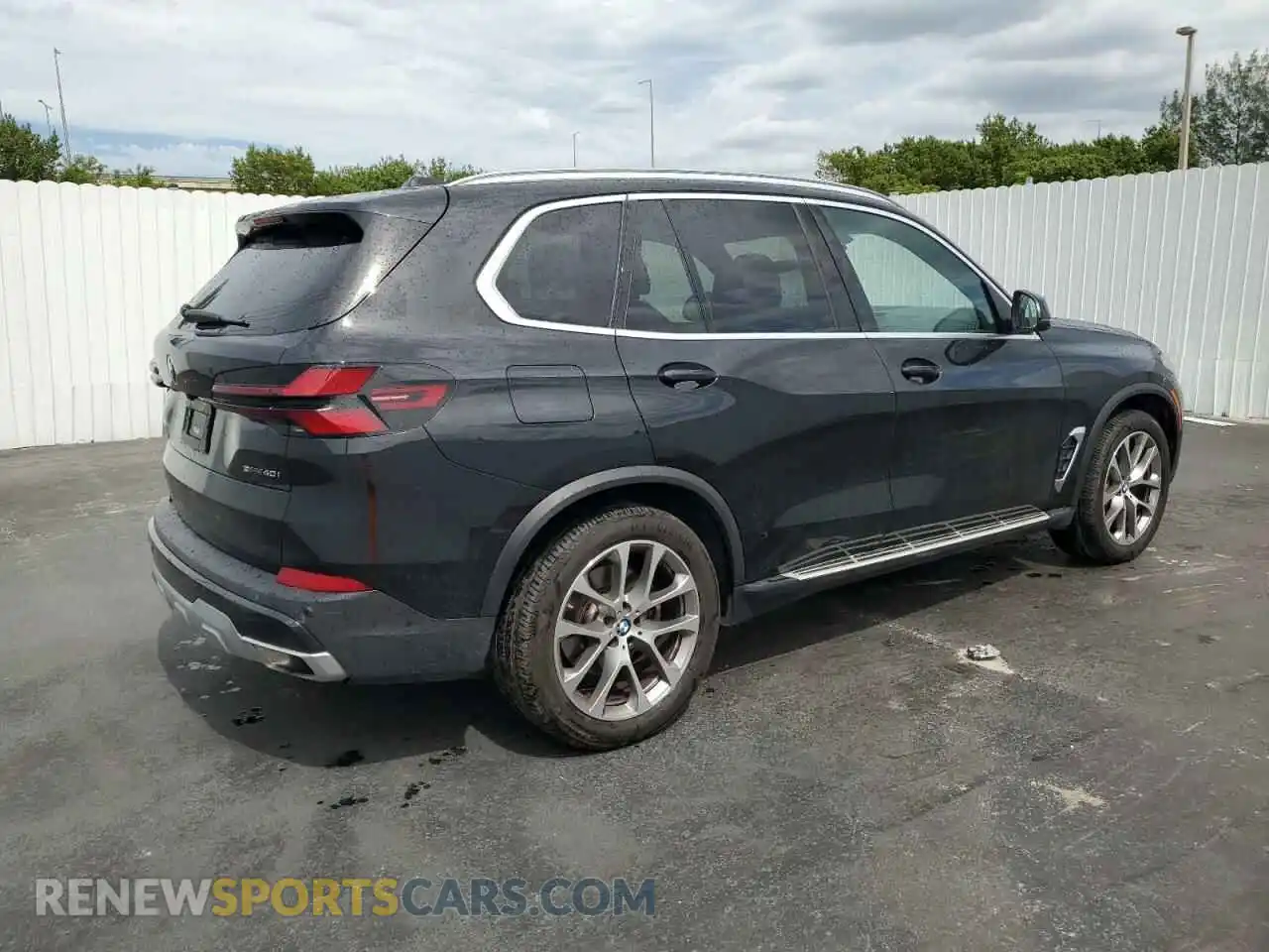 3 Photograph of a damaged car 5UX13EU07R9U52151 BMW X5 2024