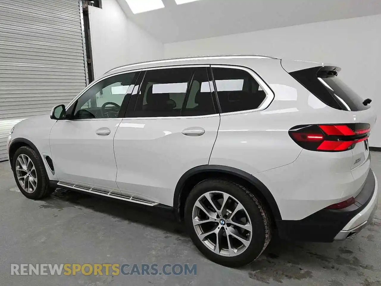2 Photograph of a damaged car 5UX23EU01R9T52728 BMW X5 2024