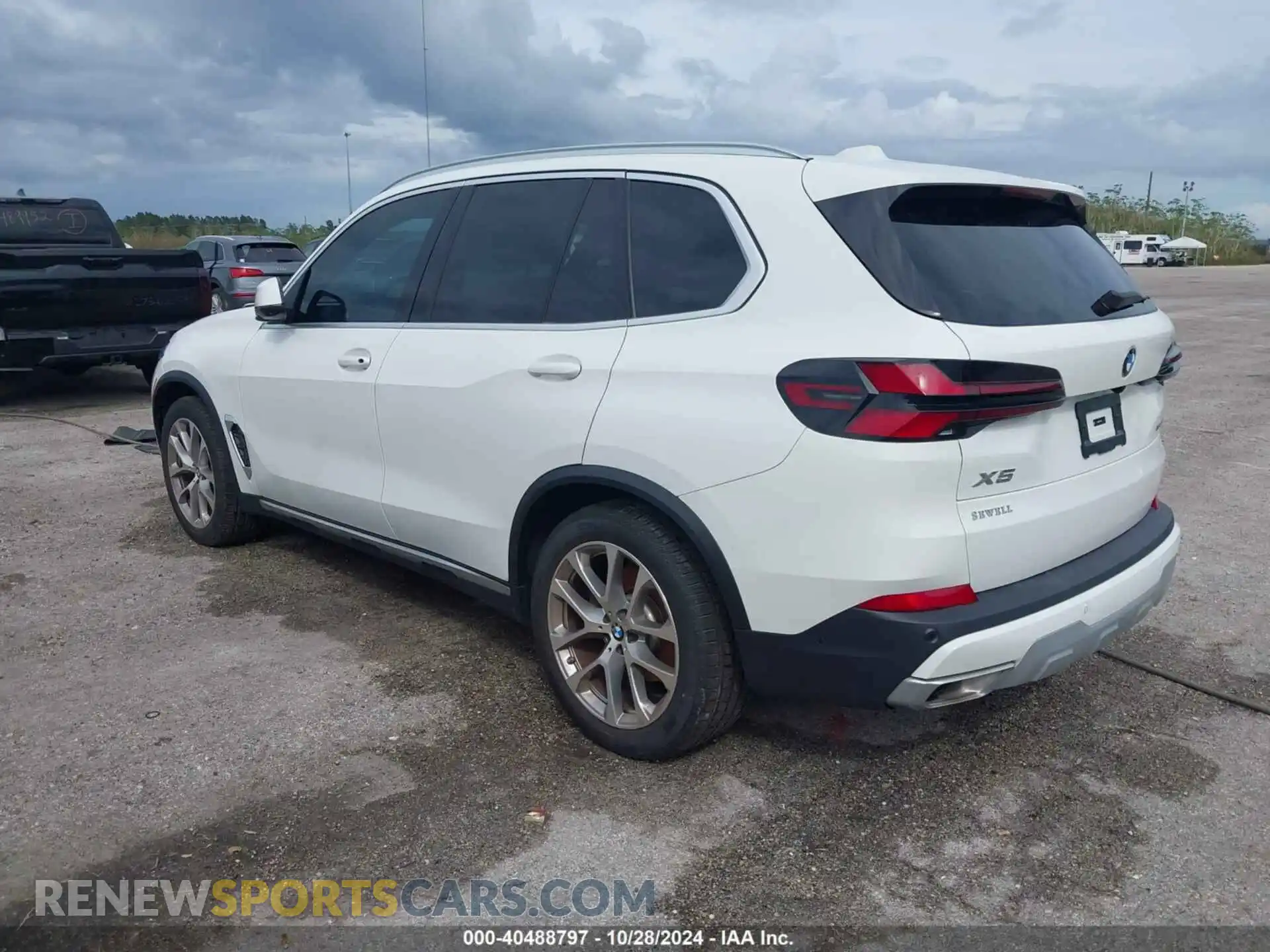3 Photograph of a damaged car 5UX23EU02R9T41401 BMW X5 2024