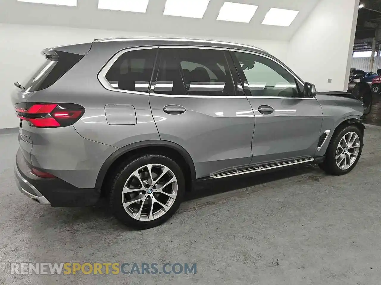 3 Photograph of a damaged car 5UX23EU02R9T41835 BMW X5 2024