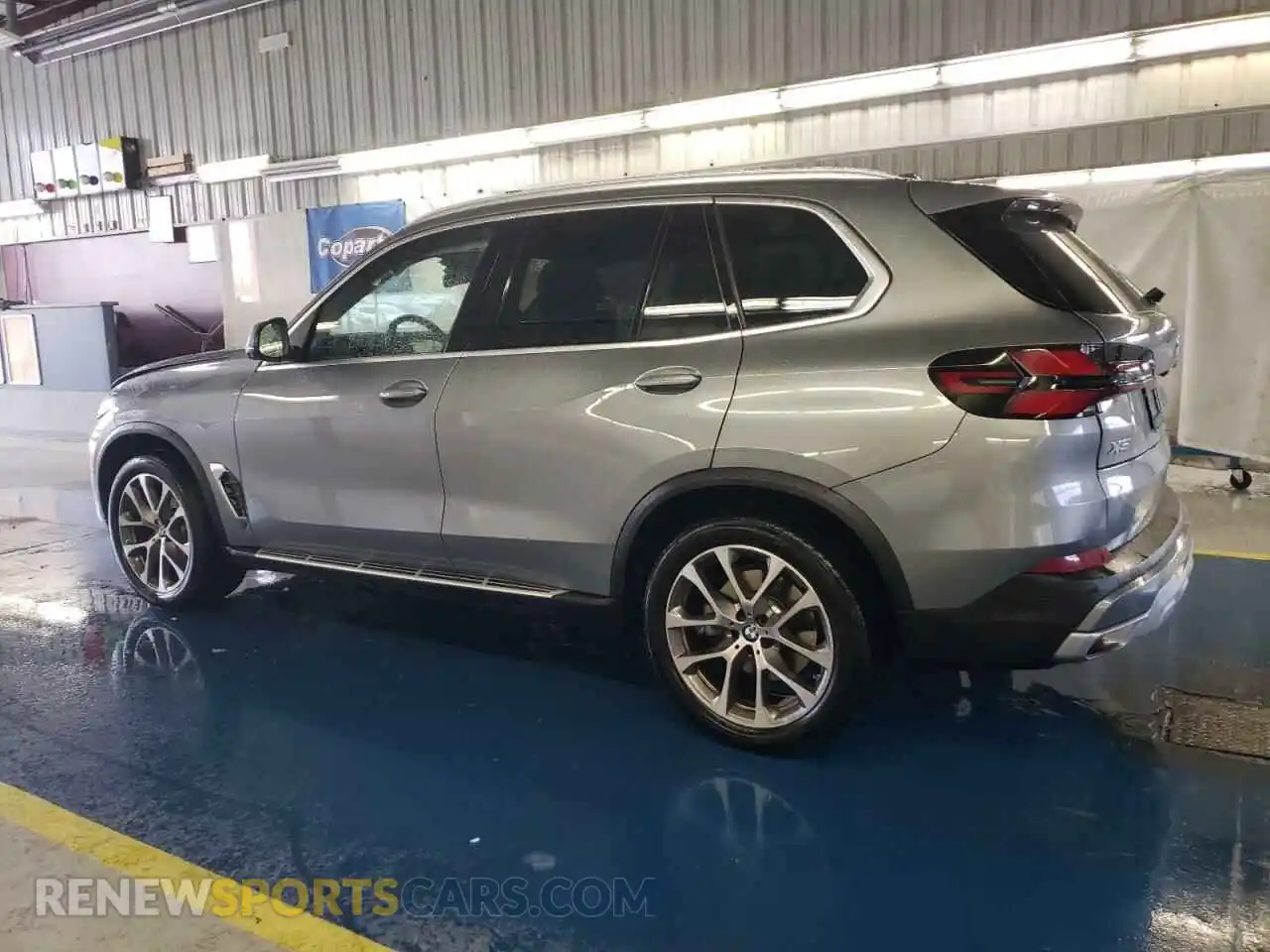 2 fotografías del automóvil dañado 5UX23EU06R9V39835 BMW X5 2024