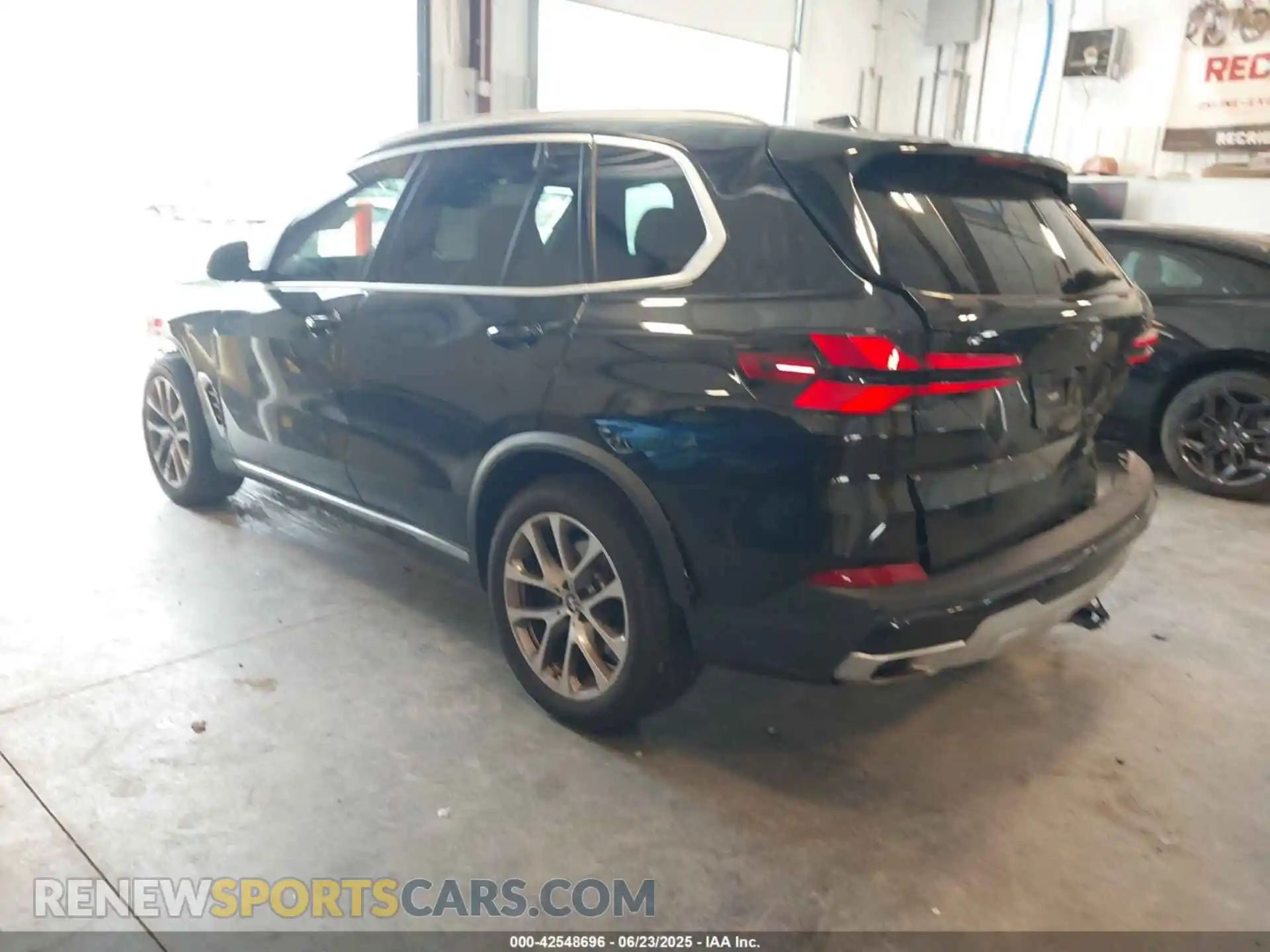 3 Фотография поврежденного автомобиля 5UX23EU07R9S27202 BMW X5 2024
