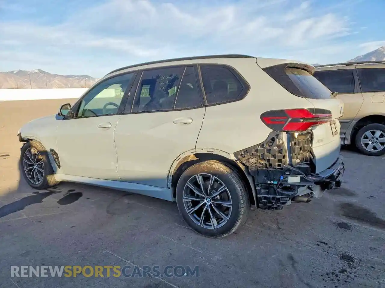 2 fotografías del automóvil dañado 5UX23EU08R9T87265 BMW X5 2024