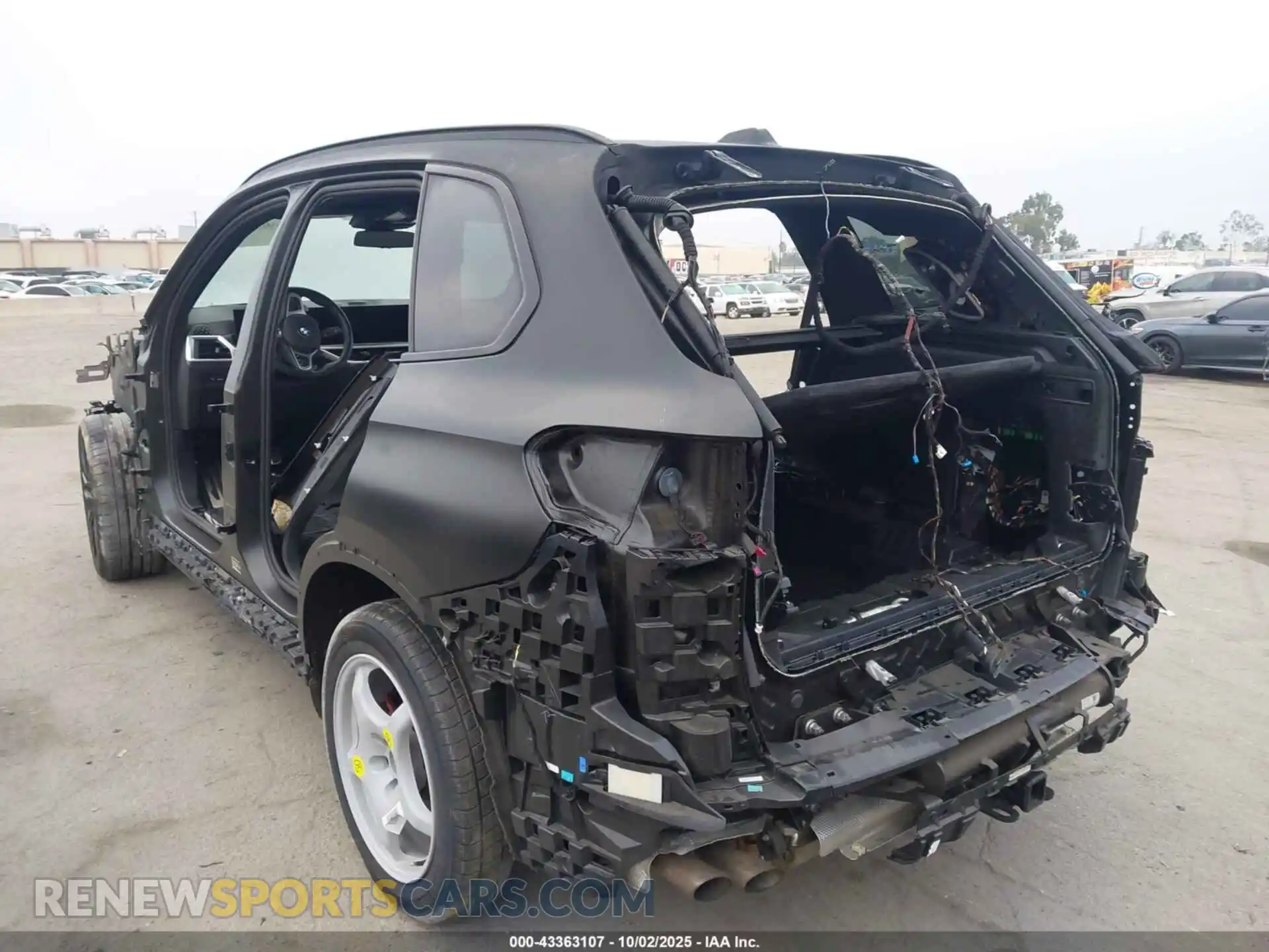 3 Photograph of a damaged car 5UX33EU02R9T73933 BMW X5 2024