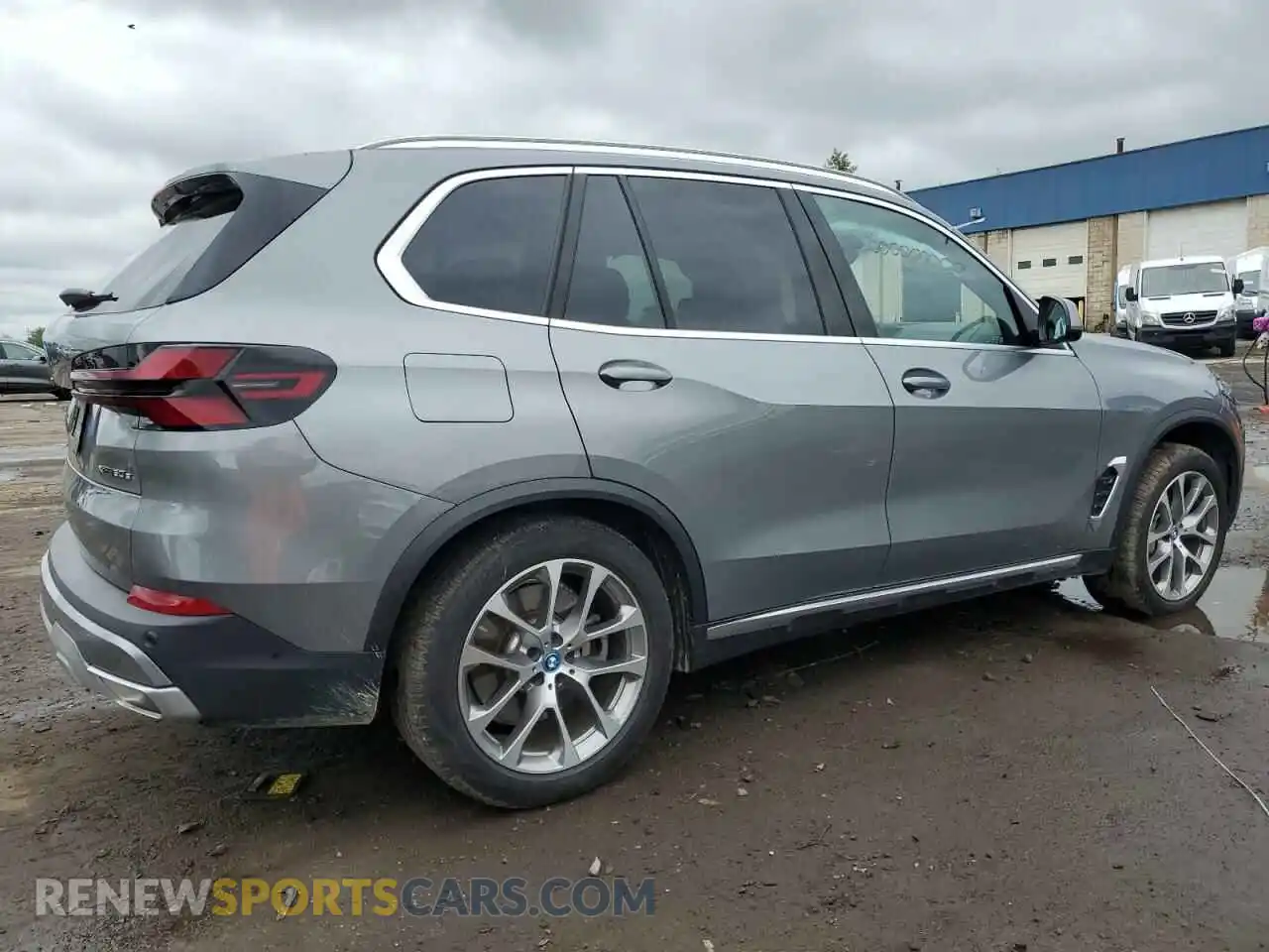 3 Photograph of a damaged car 5UX43EU09R9T80477 BMW X5 2024
