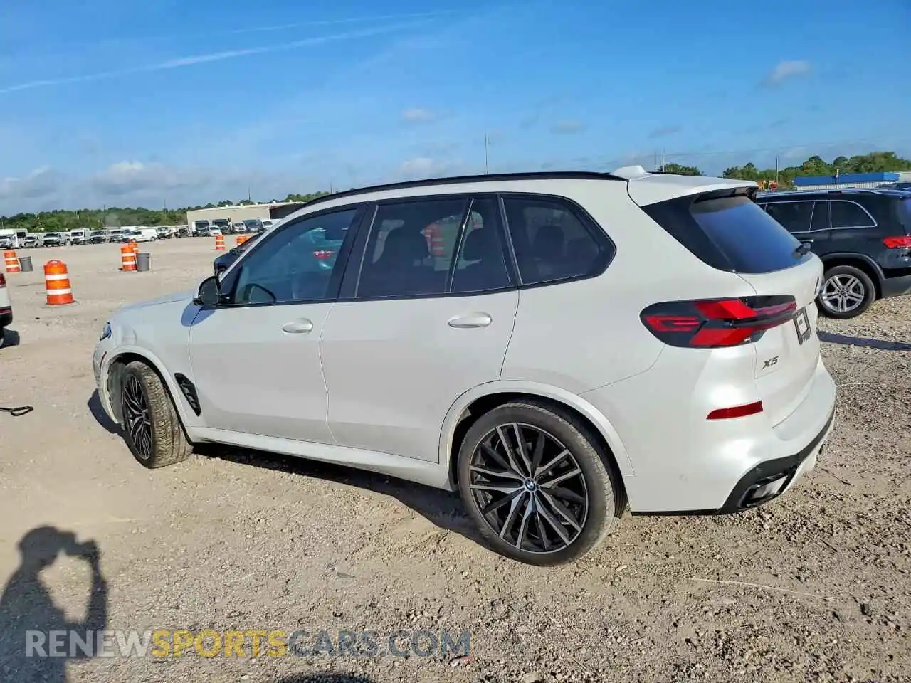 2 Photograph of a damaged car 5UX23EU08S9X23583 BMW X5 2025
