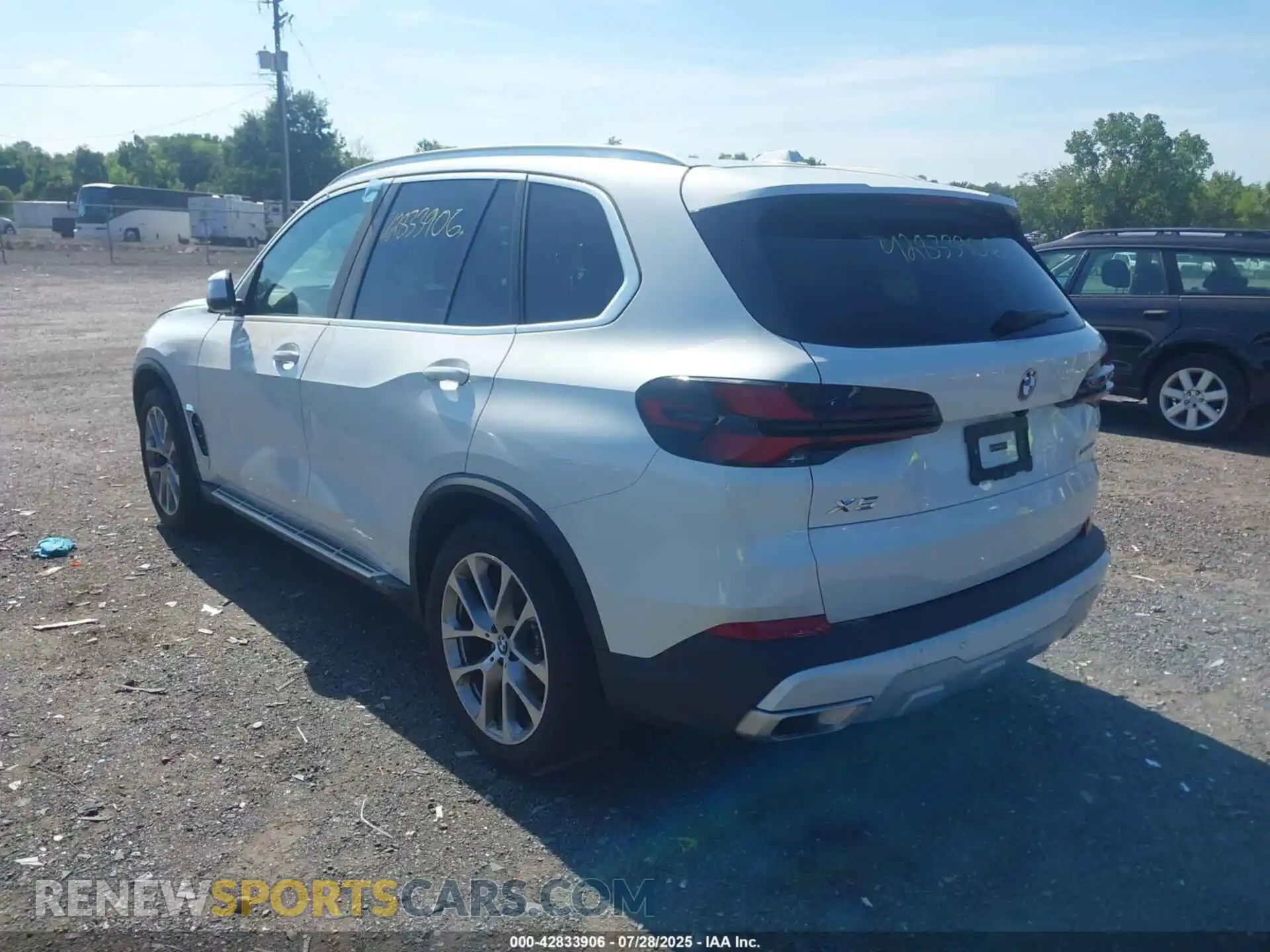 3 Photograph of a damaged car 5UX23EU0XS9W33075 BMW X5 2025
