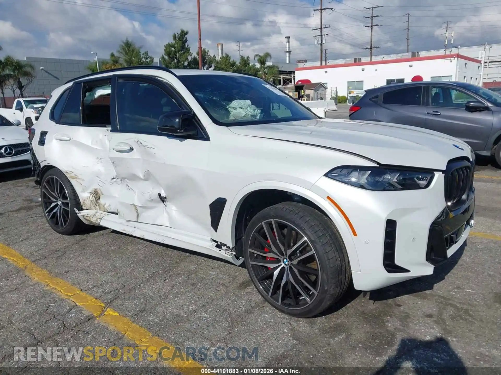 1 Photograph of a damaged car 5UX33EU02S9Y01313 BMW X5 2025