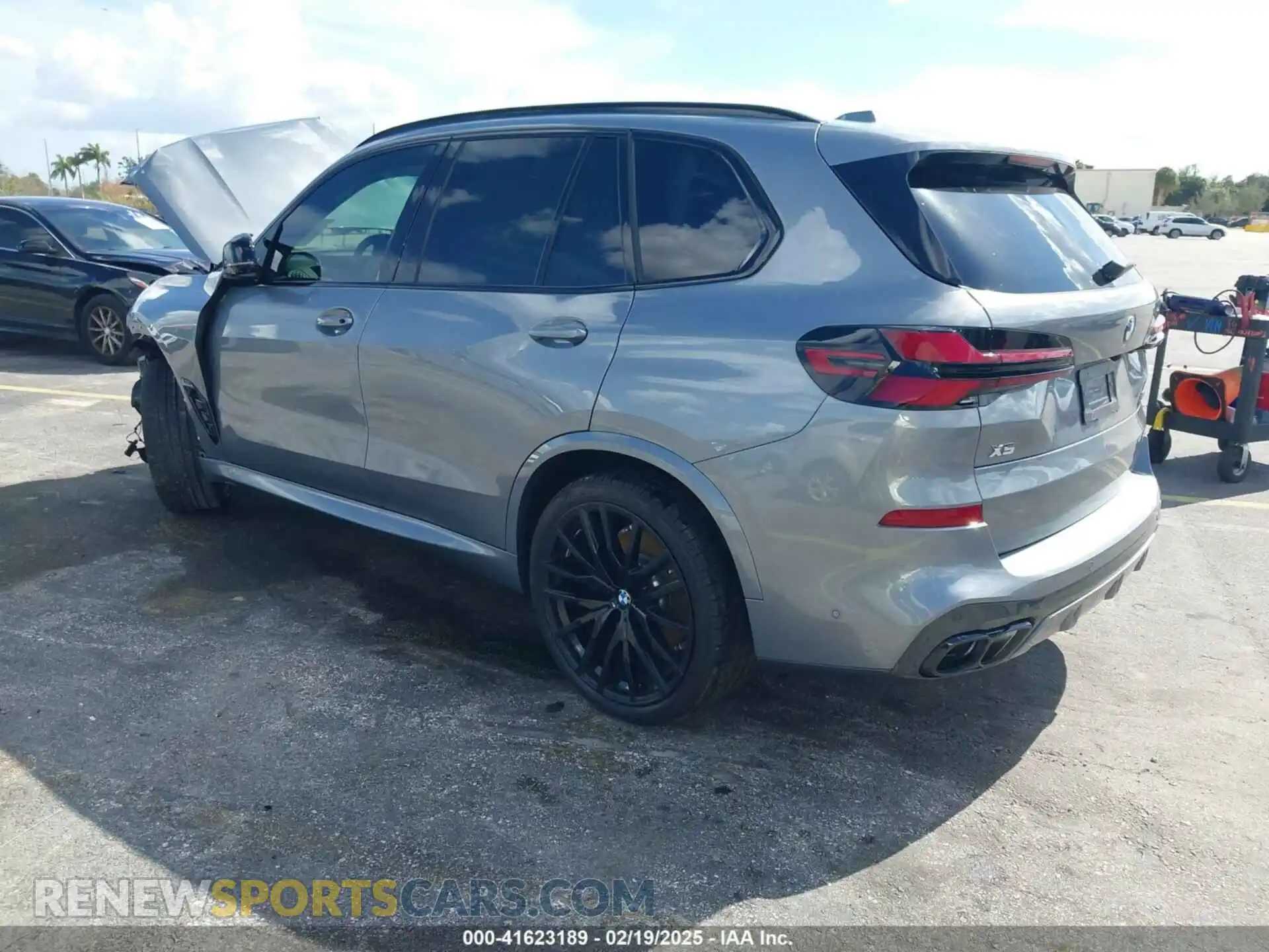 3 Photograph of a damaged car 5UX33EU03S9X62019 BMW X5 2025