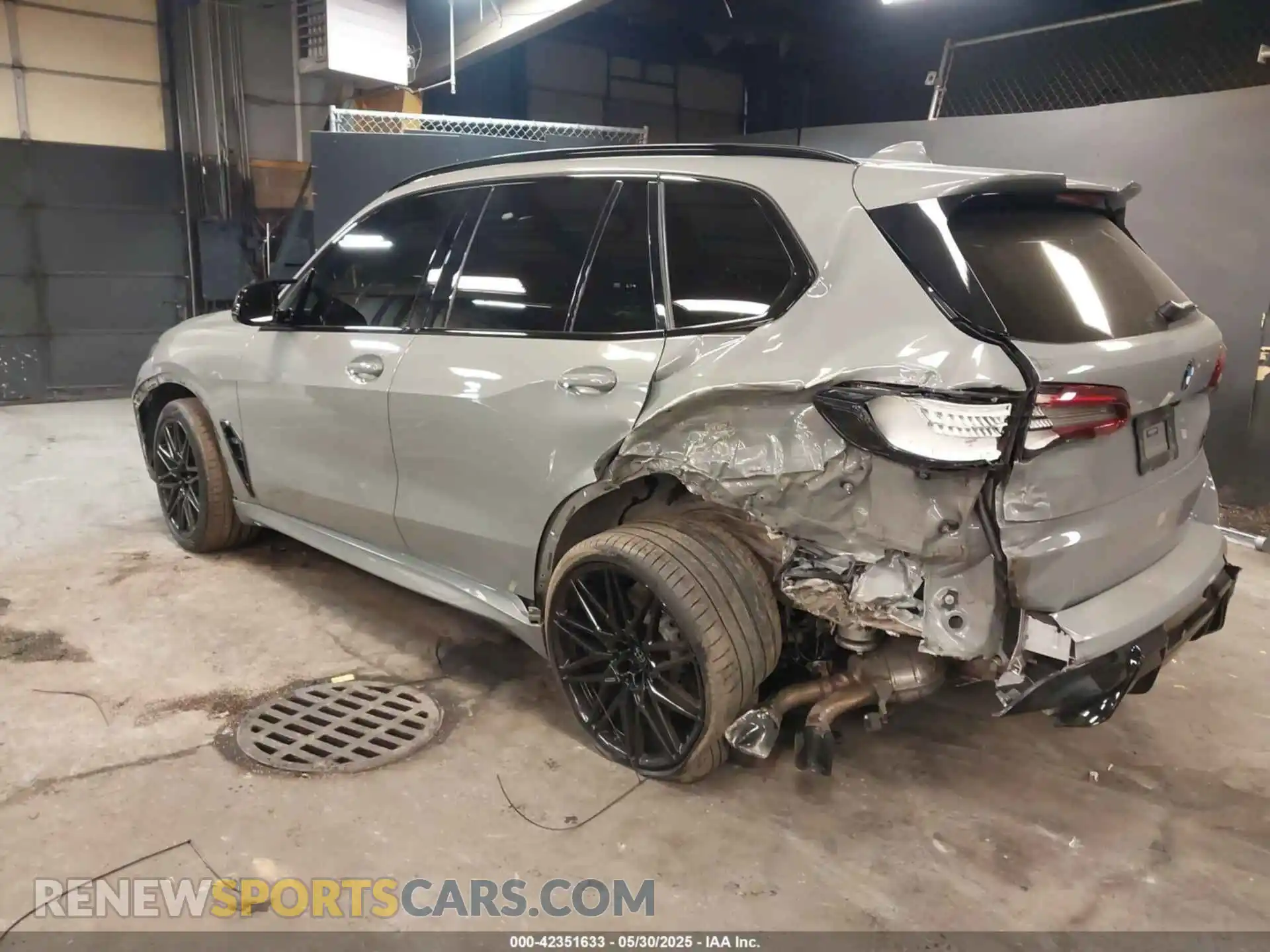3 Photograph of a damaged car 5YMJU0C04M9F63827 BMW X5 M 2021