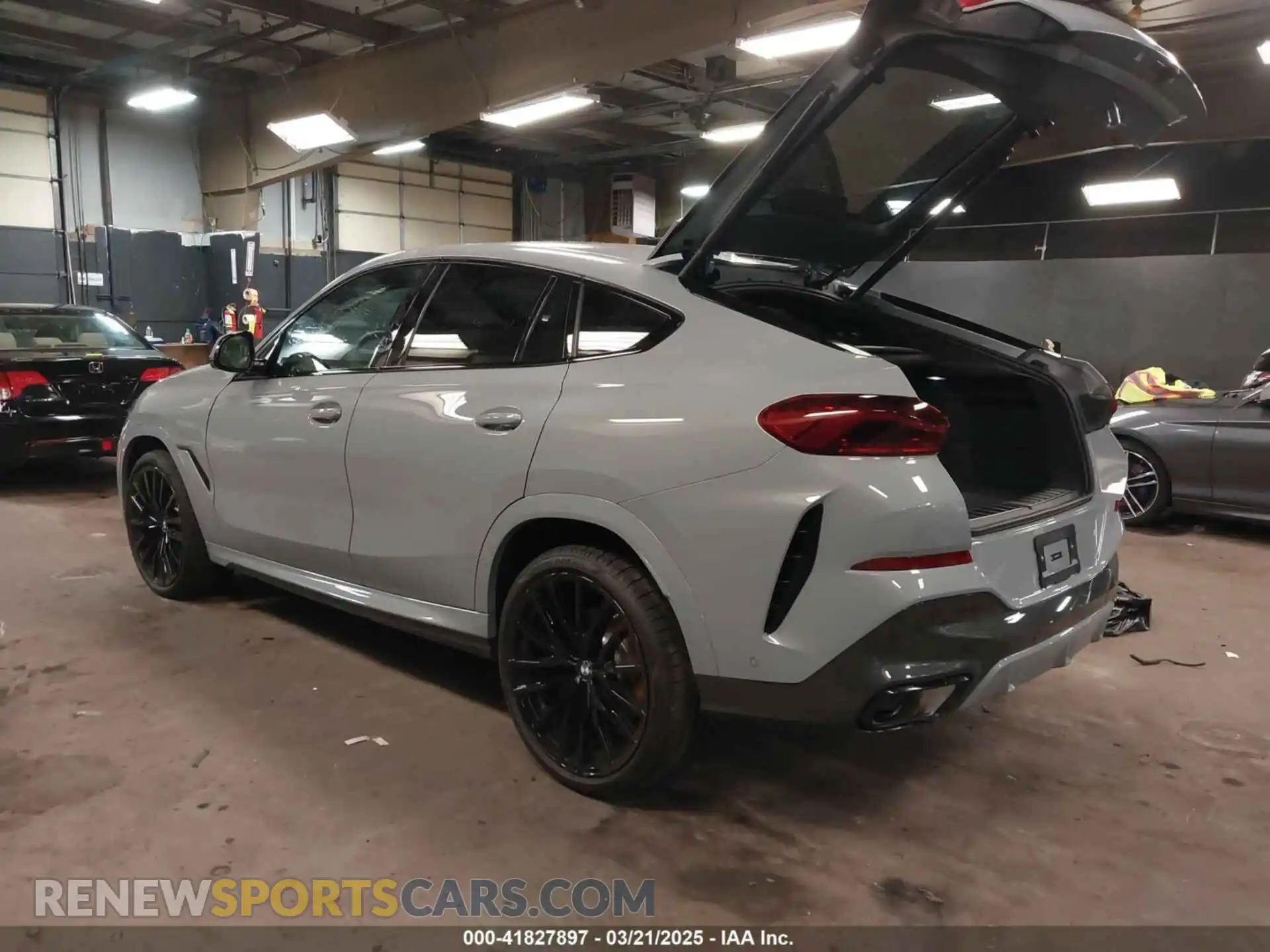 3 Photograph of a damaged car 5UX33EX04S9Z44291 BMW X6 2025