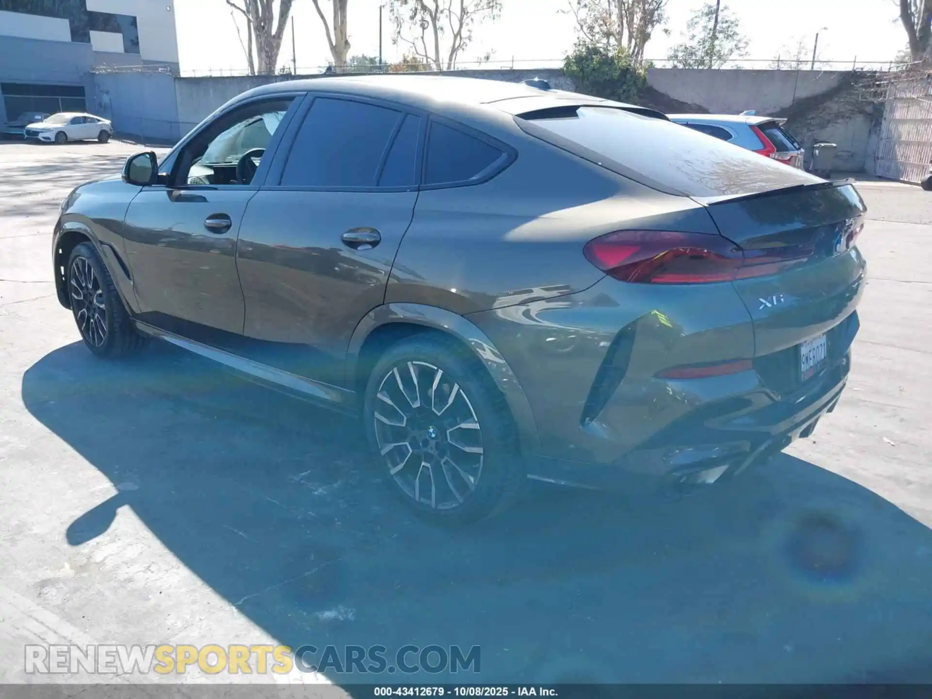 3 Photograph of a damaged car 5UX33EX05S9V60343 BMW X6 2025