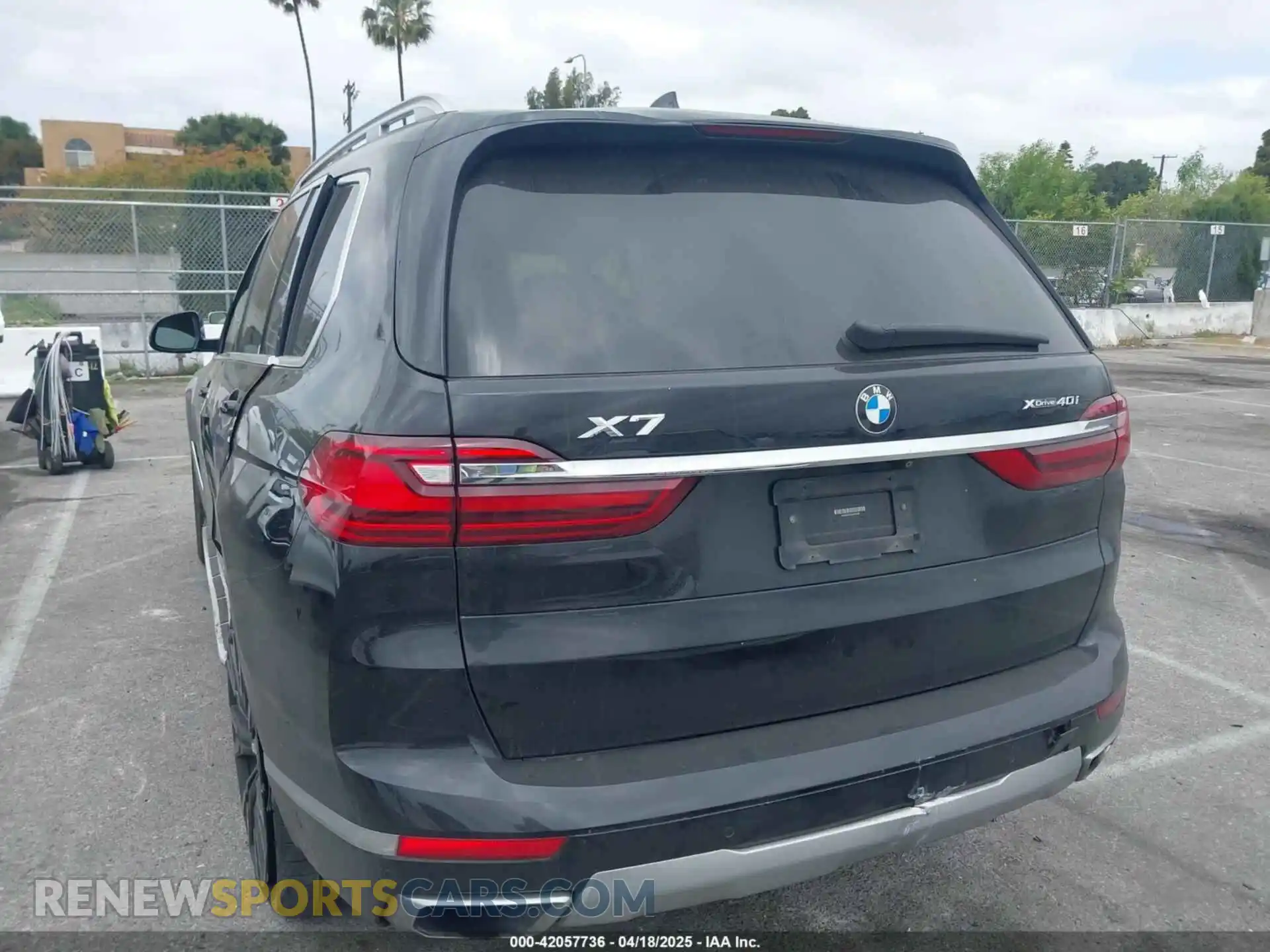 3 Photograph of a damaged car 5UXCW2C03L9A00546 BMW X7 2020