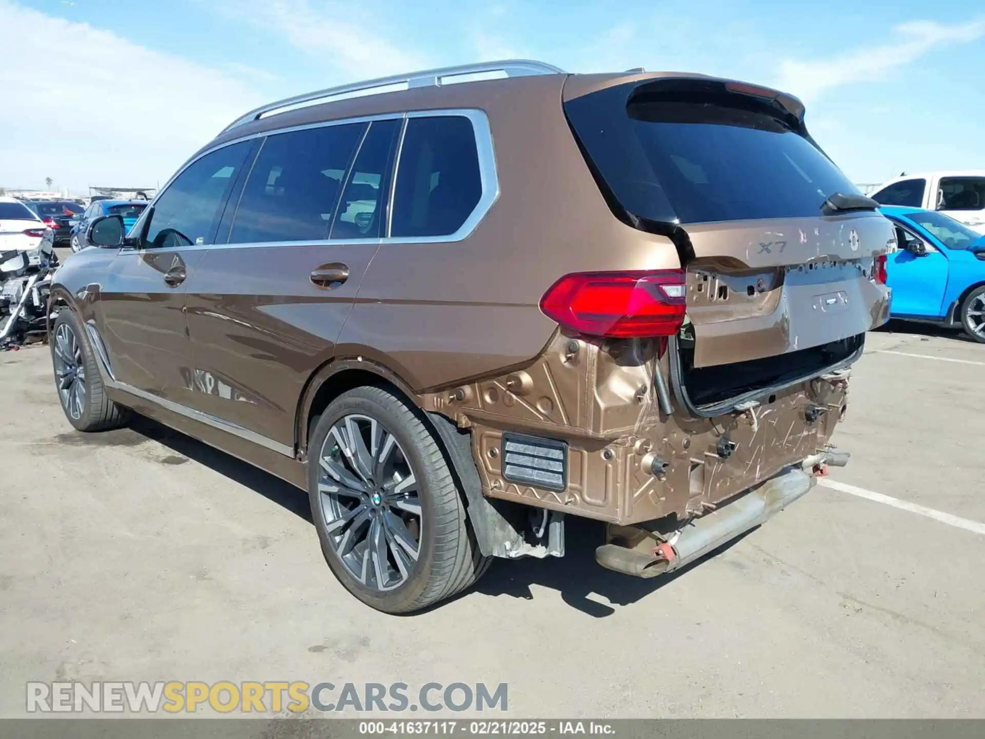 3 Photograph of a damaged car 5UXCW2C0XL9B48130 BMW X7 2020