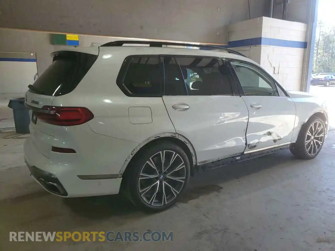 3 Photograph of a damaged car 5UXCX6C0XL9C29651 BMW X7 2020