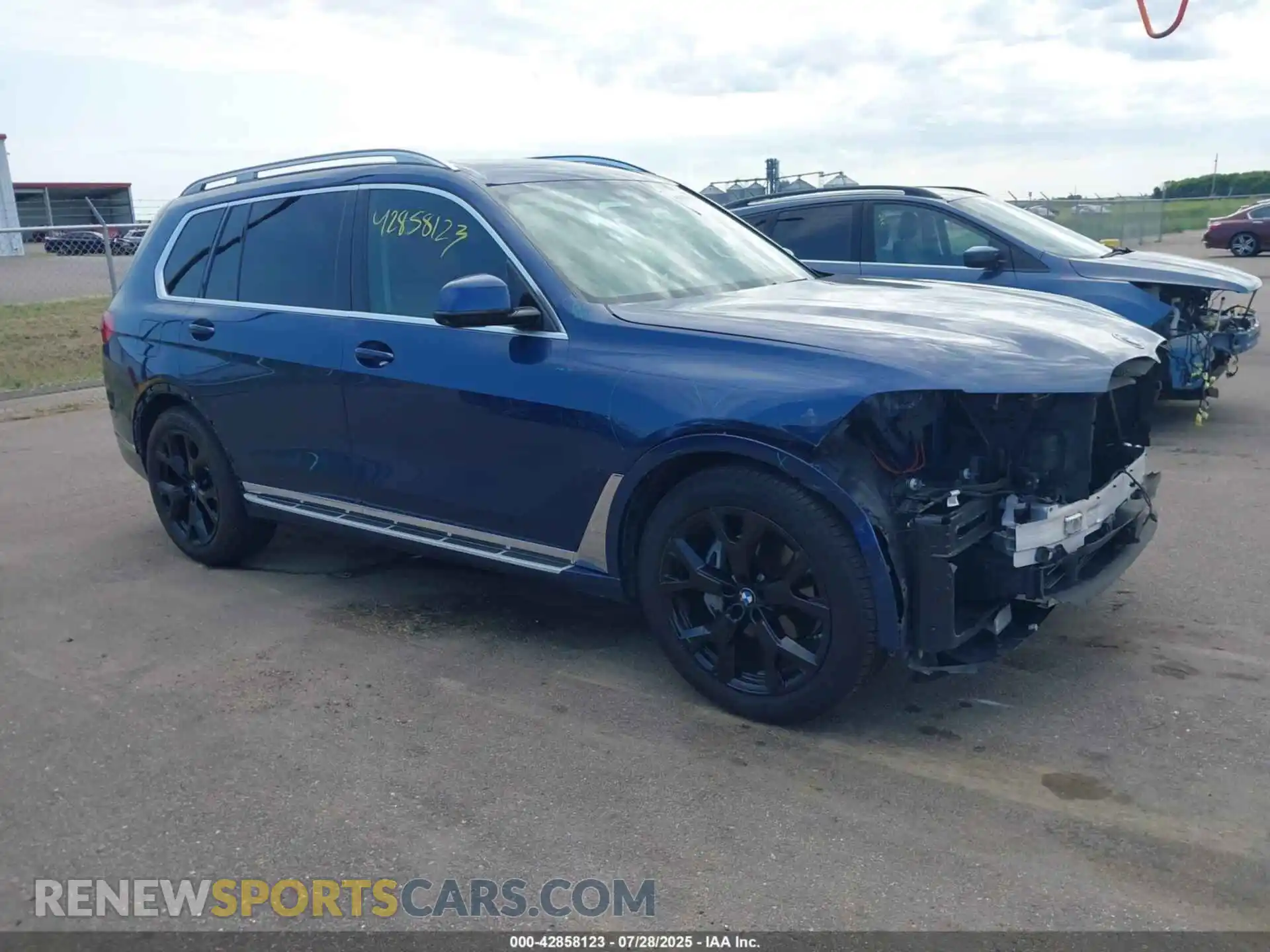 1 Photograph of a damaged car 5UXCW2C00M9E57266 BMW X7 2021