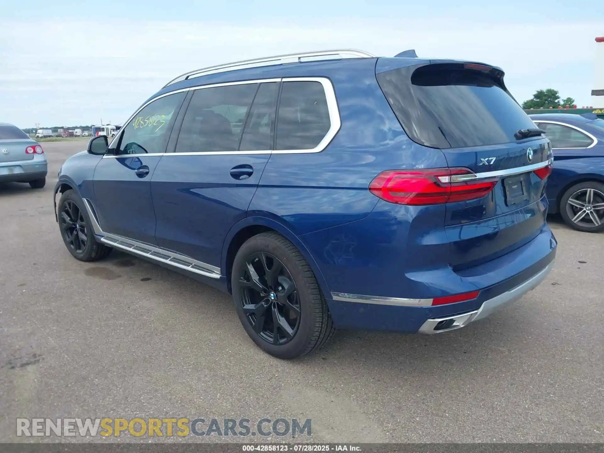 3 Photograph of a damaged car 5UXCW2C00M9E57266 BMW X7 2021